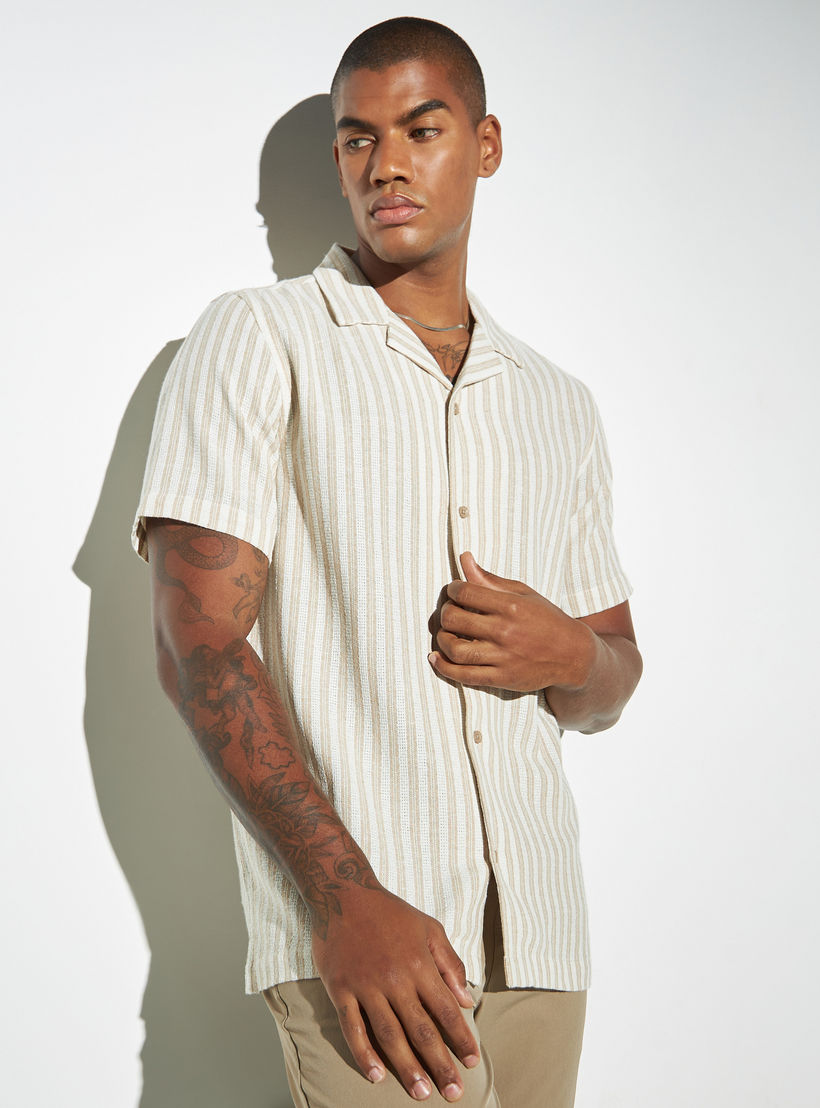 قميص مقلّم بقصّة فضفاضة وأكمام قصيرة من آيكونيك-men-clothing-shirts-image-1