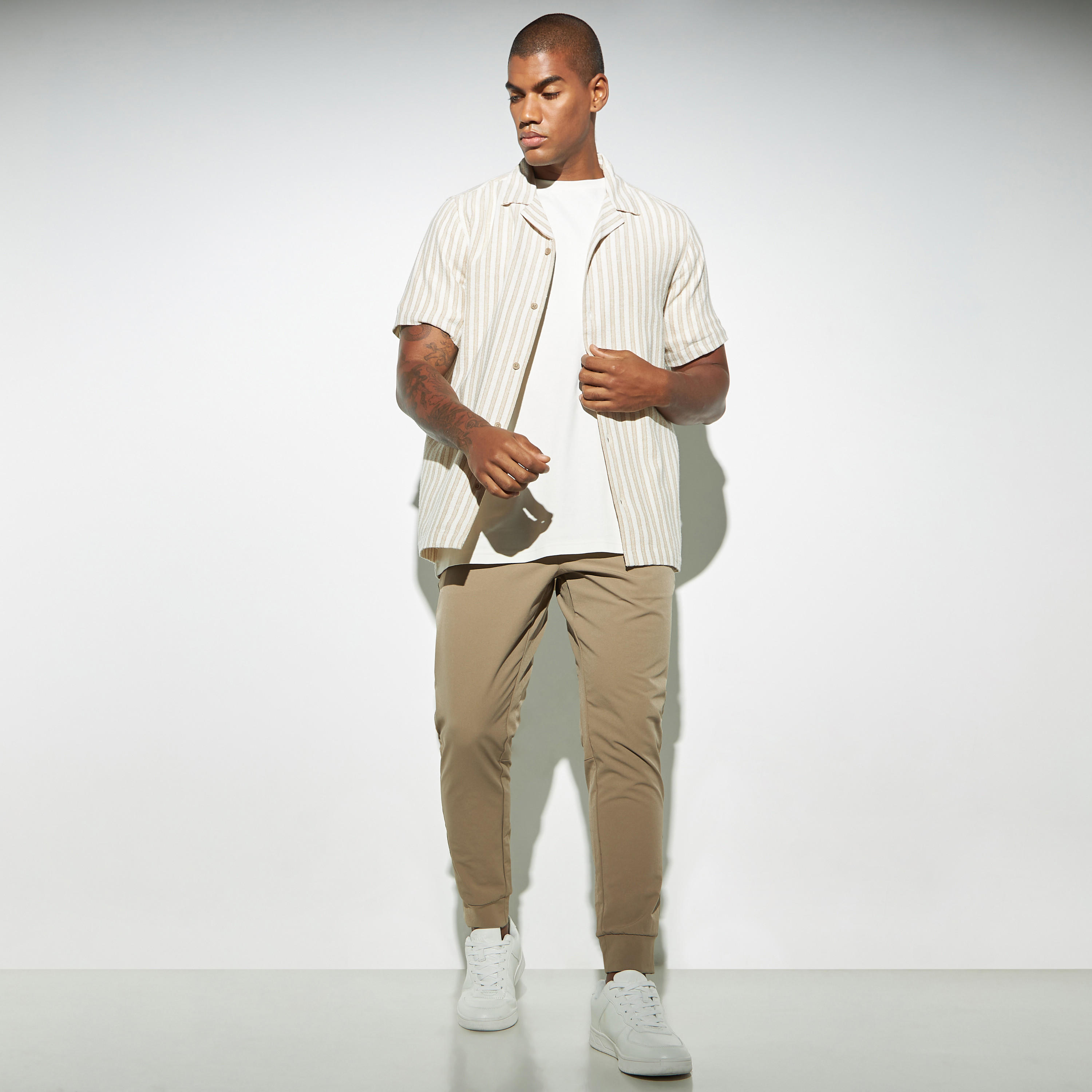 قميص مقلّم بقصّة فضفاضة وأكمام قصيرة من آيكونيك-men-clothing-shirts-image-2