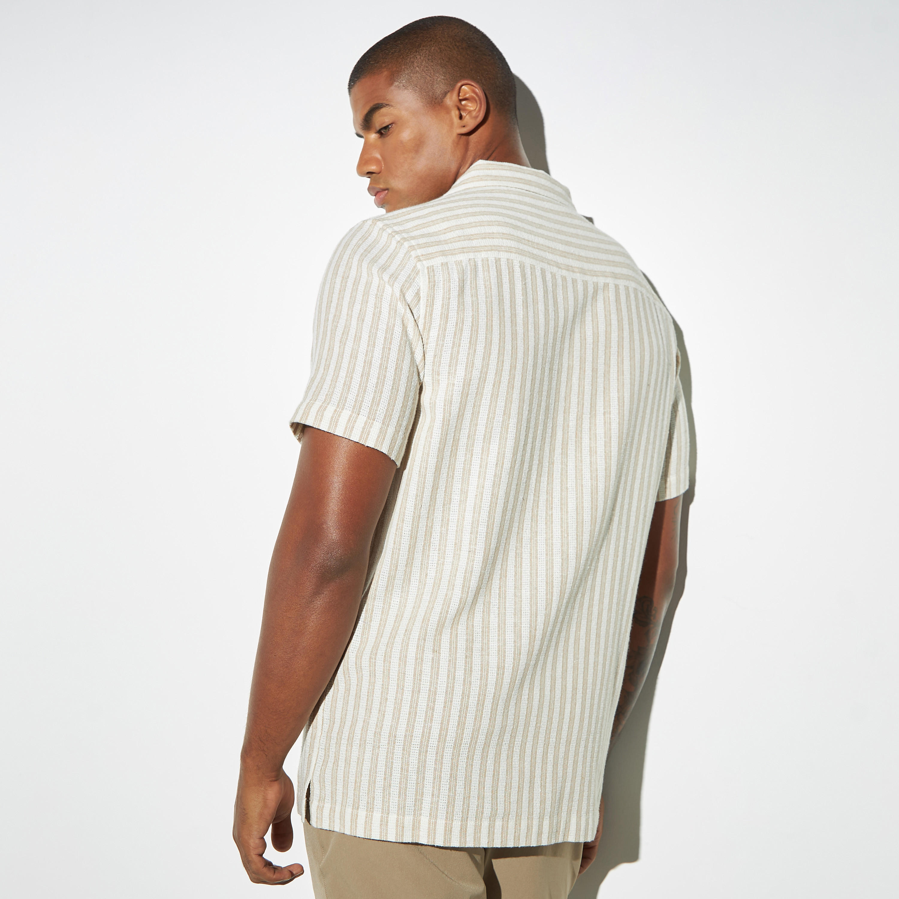 قميص مقلّم بقصّة فضفاضة وأكمام قصيرة من آيكونيك-men-clothing-shirts-image-3