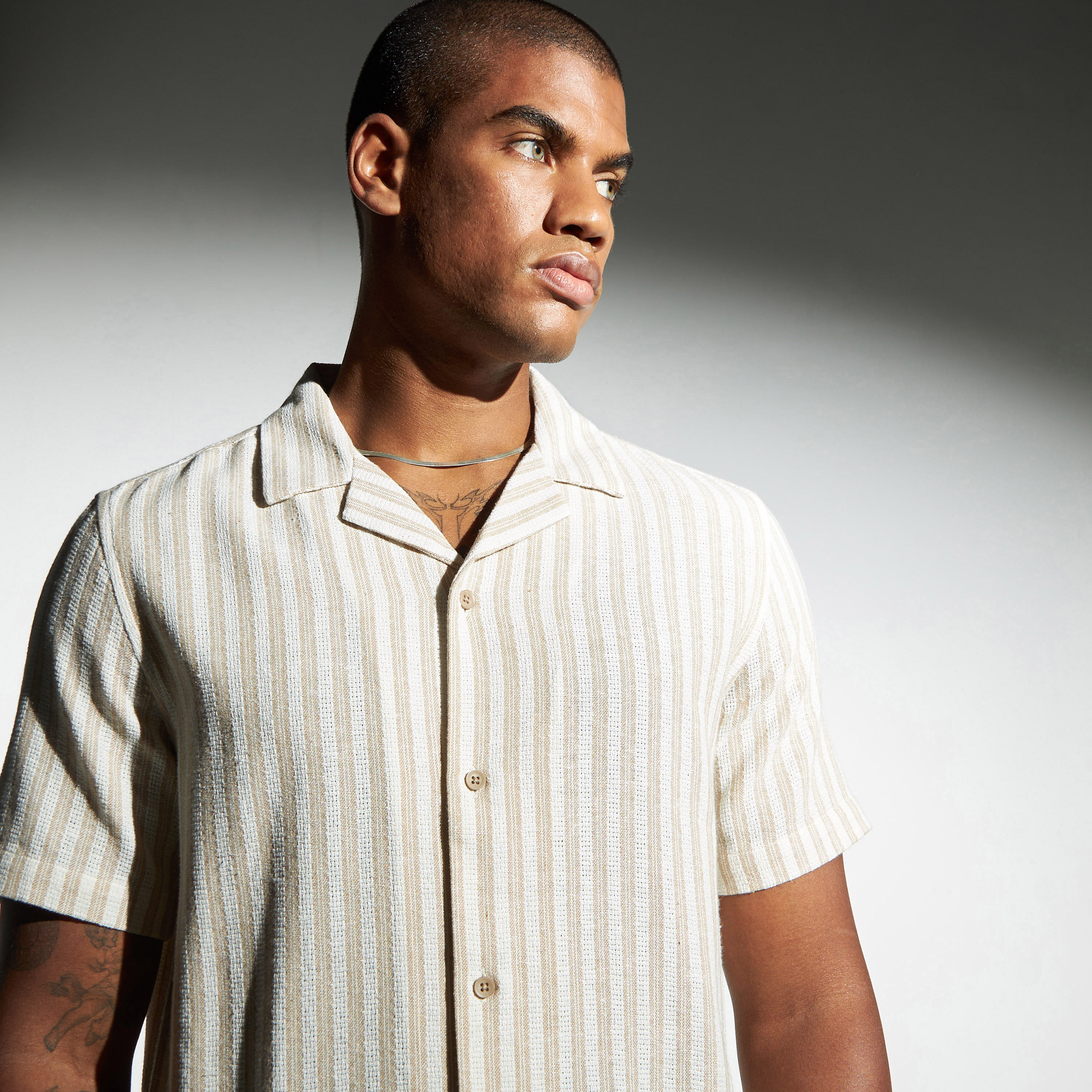 قميص مقلّم بقصّة فضفاضة وأكمام قصيرة من آيكونيك-men-clothing-shirts-image-4