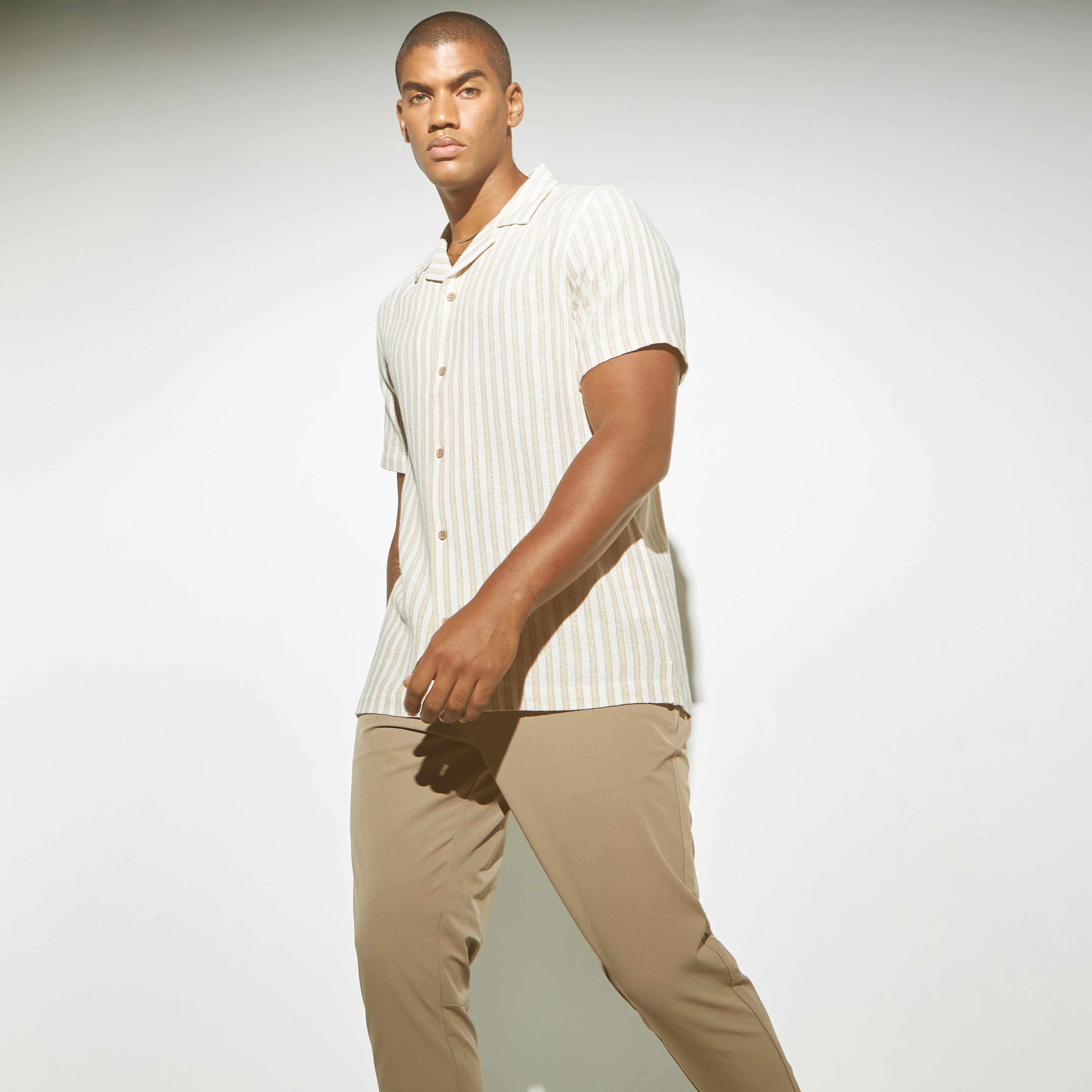 قميص مقلّم بقصّة فضفاضة وأكمام قصيرة من آيكونيك-men-clothing-shirts-image-5