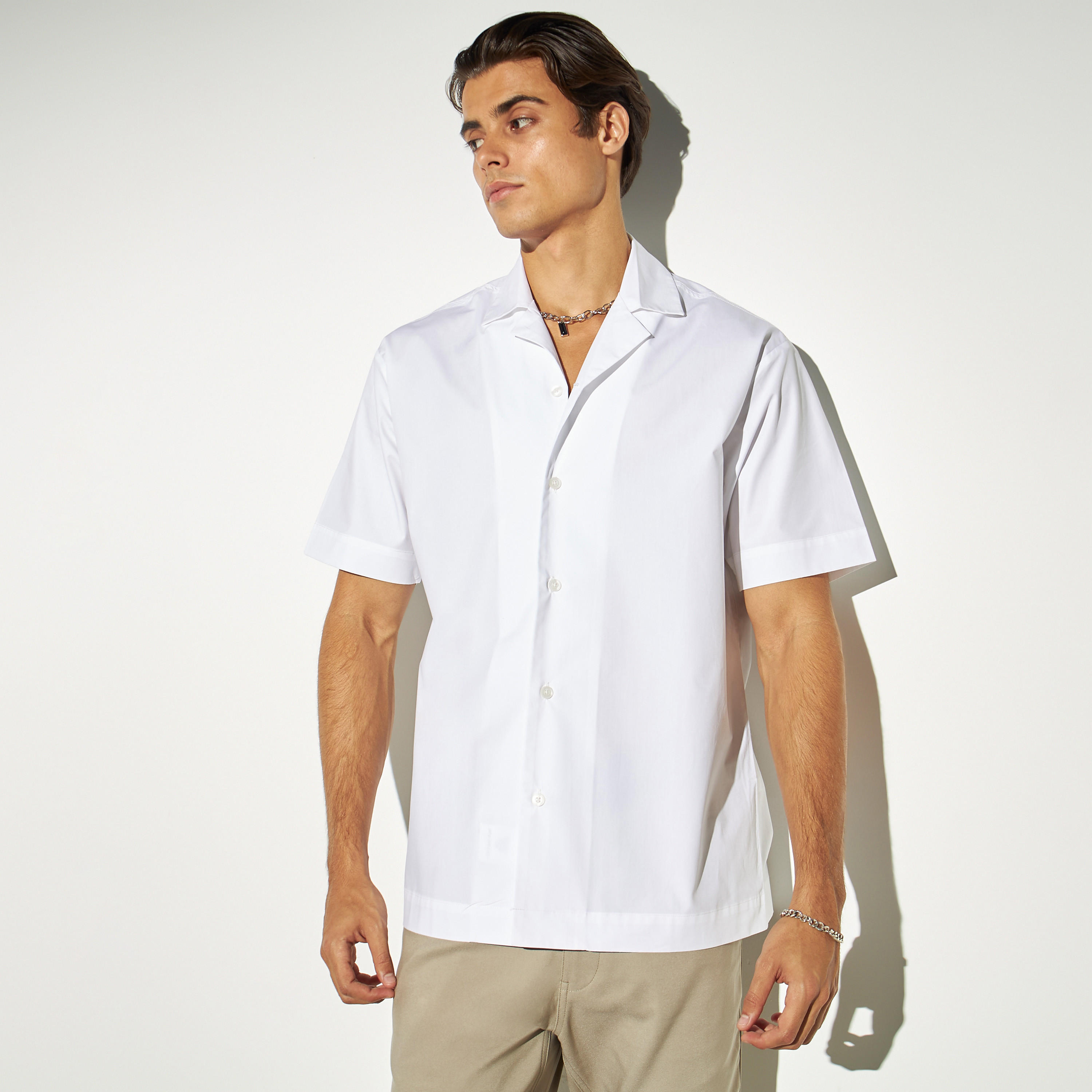قميص بوبلين سادة بأزرار وأكمام قصيرة من آيكونيك-men-clothing-shirts-image-1