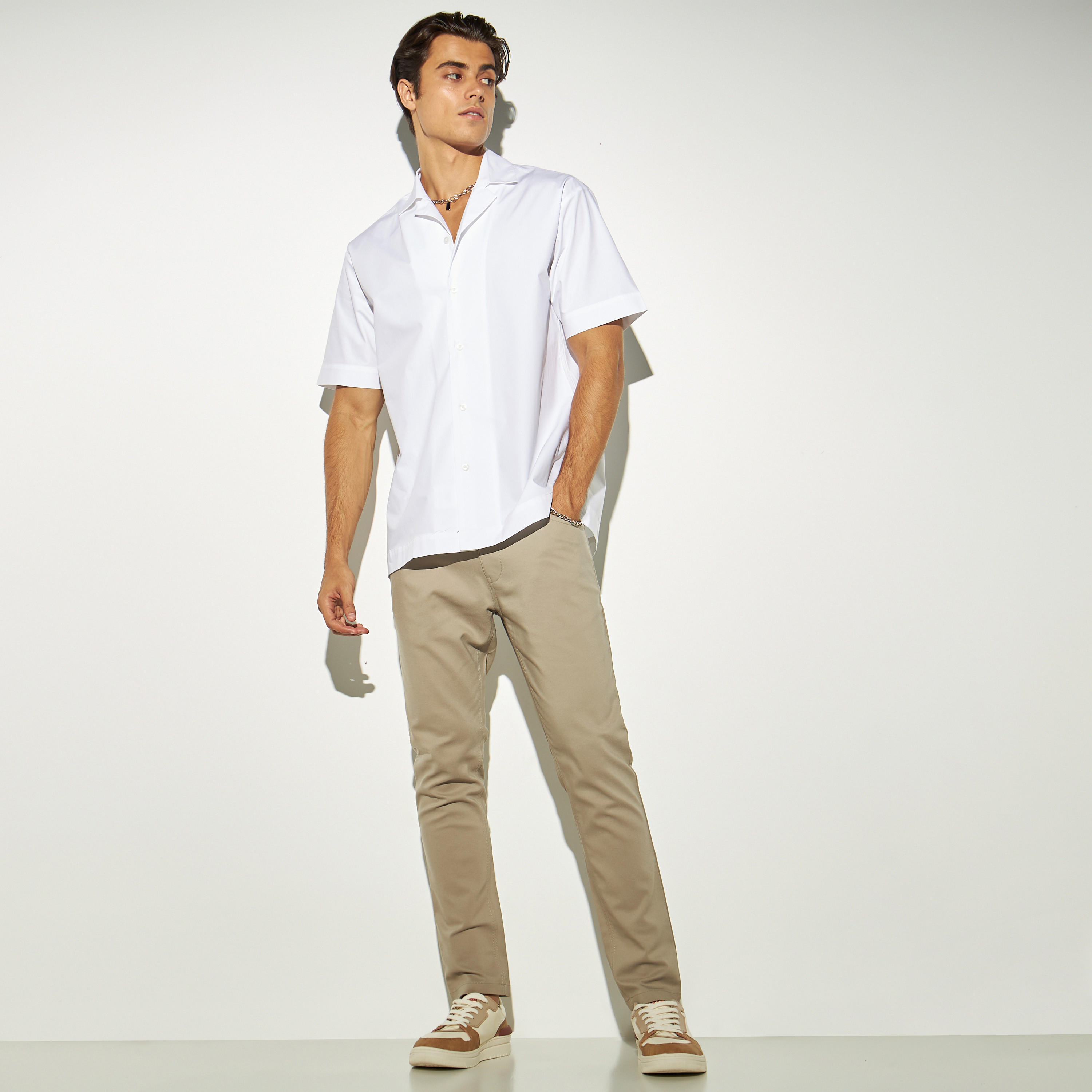 قميص بوبلين سادة بأزرار وأكمام قصيرة من آيكونيك-men-clothing-shirts-image-2