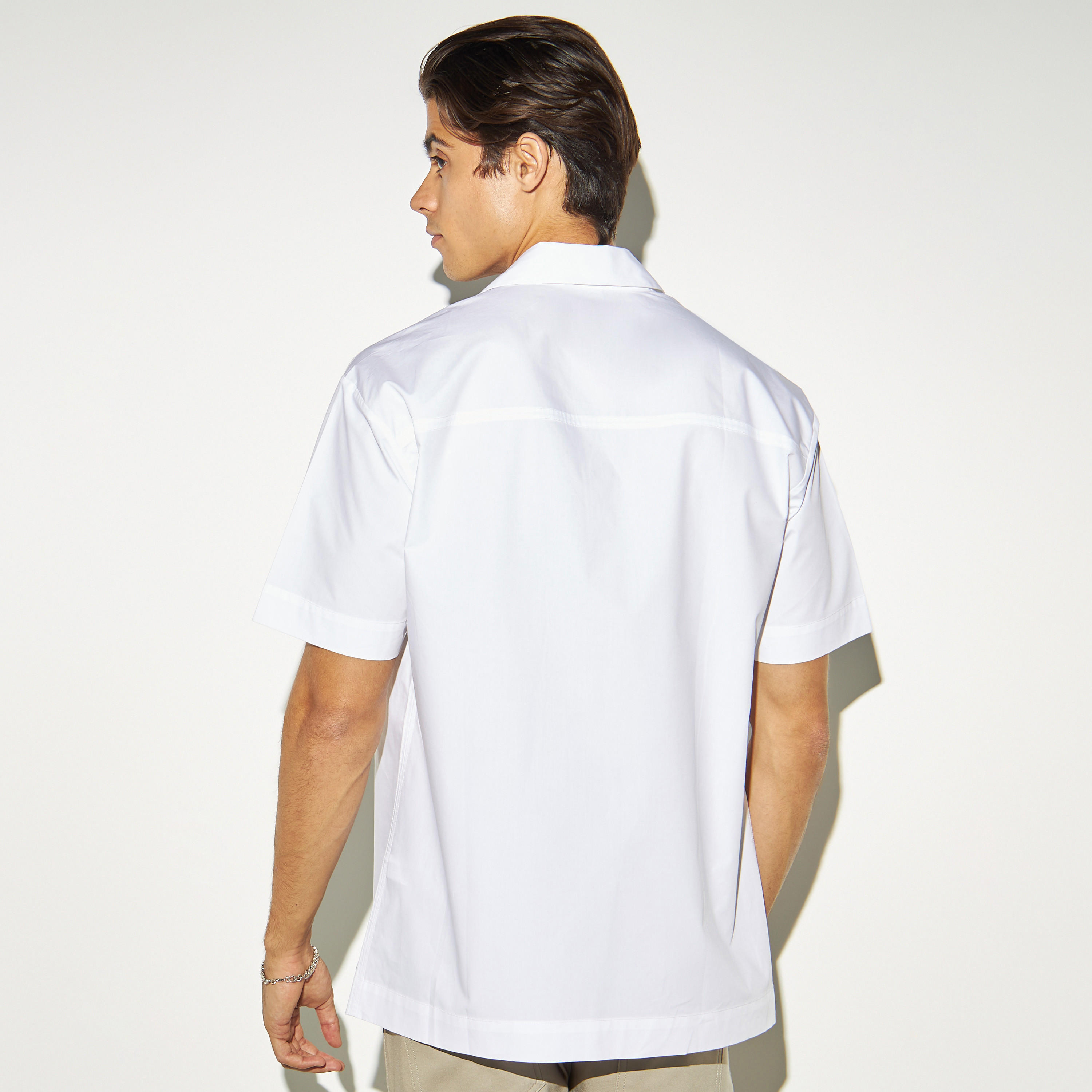 قميص بوبلين سادة بأزرار وأكمام قصيرة من آيكونيك-men-clothing-shirts-image-3