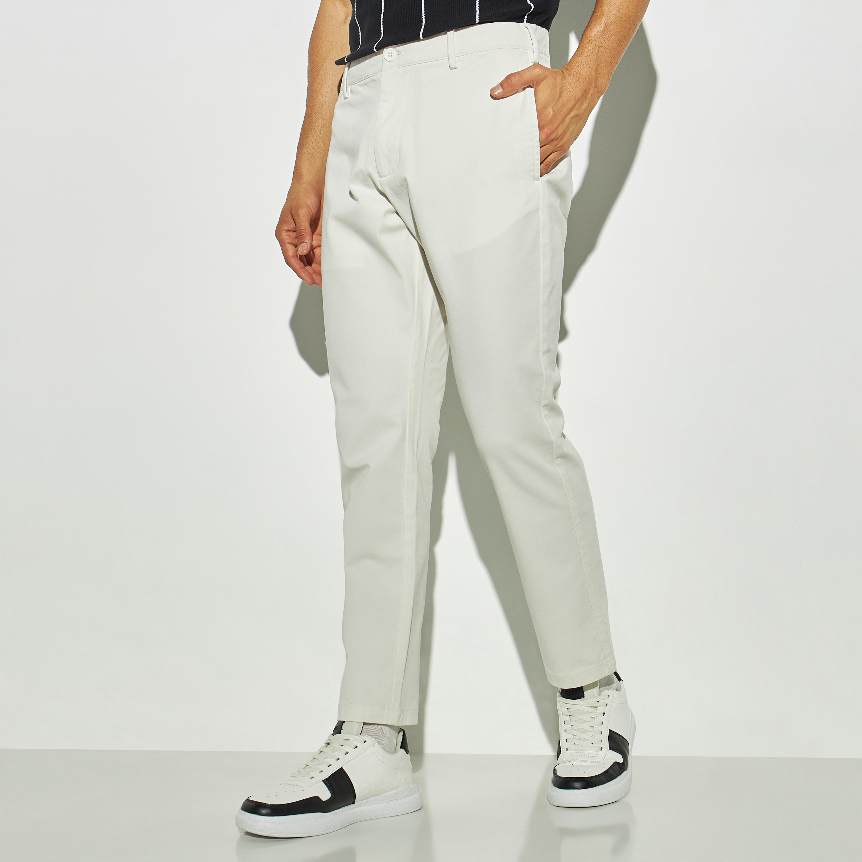 بنطلون شينو سادة بقصة مريحة من آيكونيك-men-clothing-bottoms-trousersandchinos-chinos-image-4