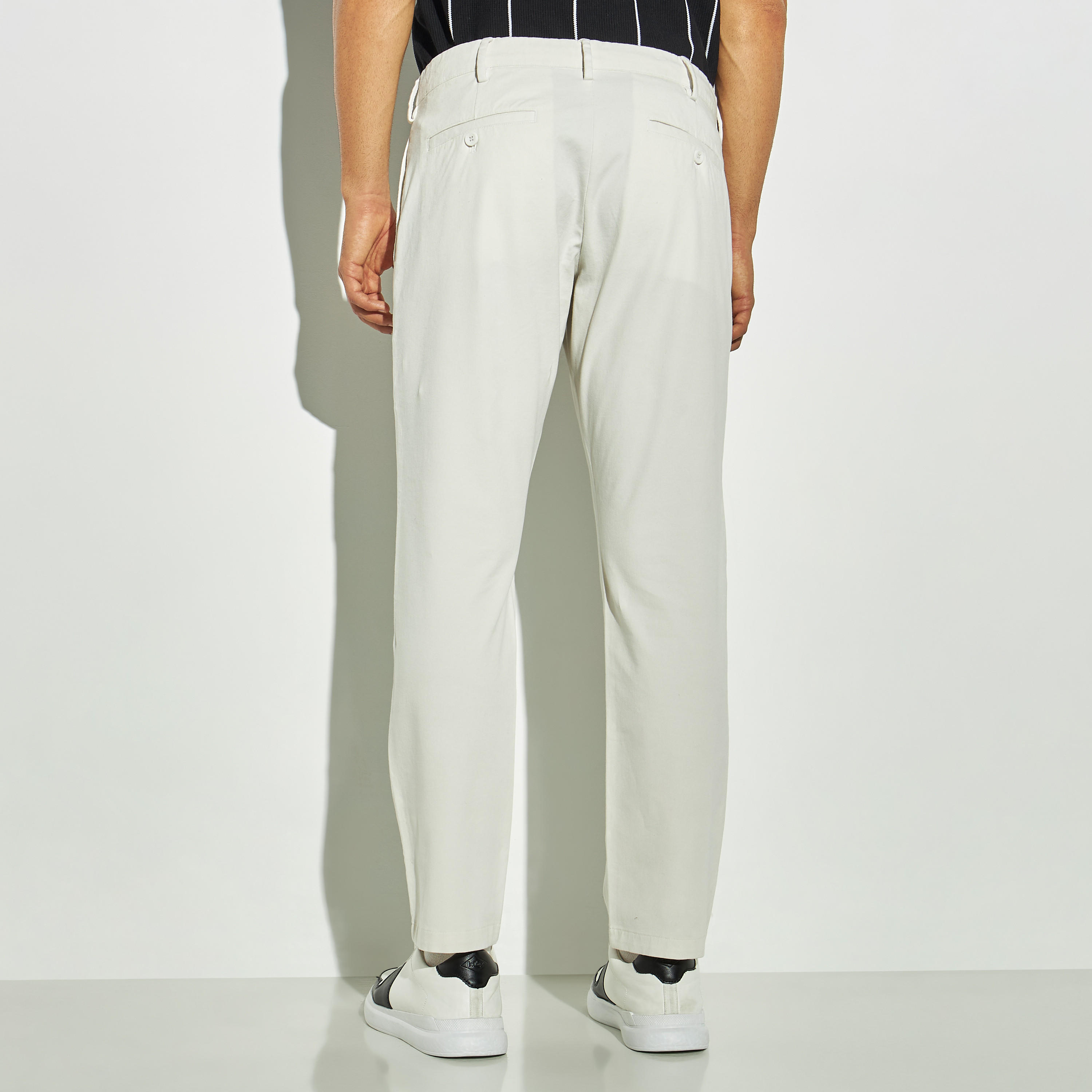بنطلون شينو سادة بقصة مريحة من آيكونيك-men-clothing-bottoms-trousersandchinos-chinos-image-2