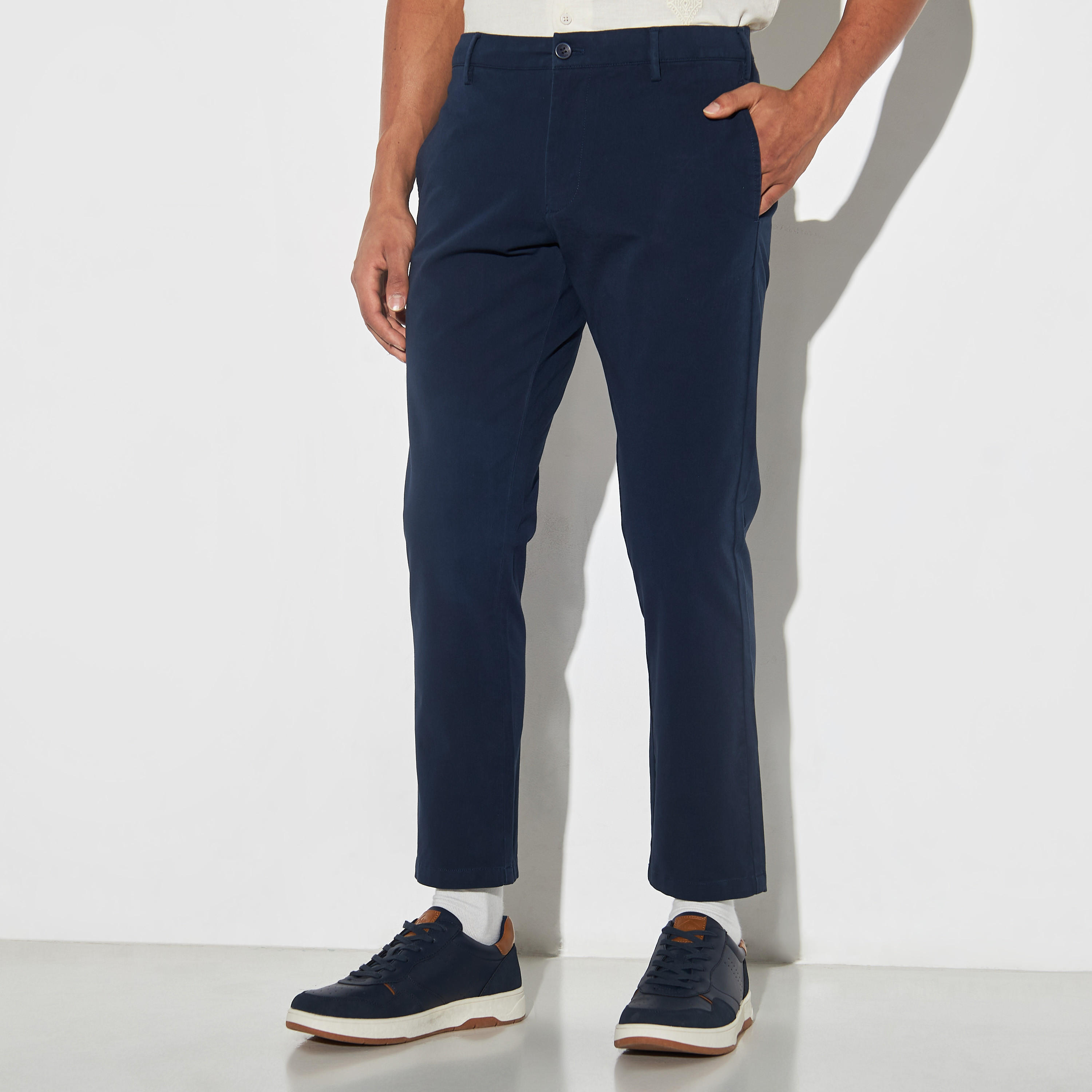 بنطلون شينو سادة بقصة مريحة وجيوب من آيكونيك-men-clothing-bottoms-trousersandchinos-chinos-image-4