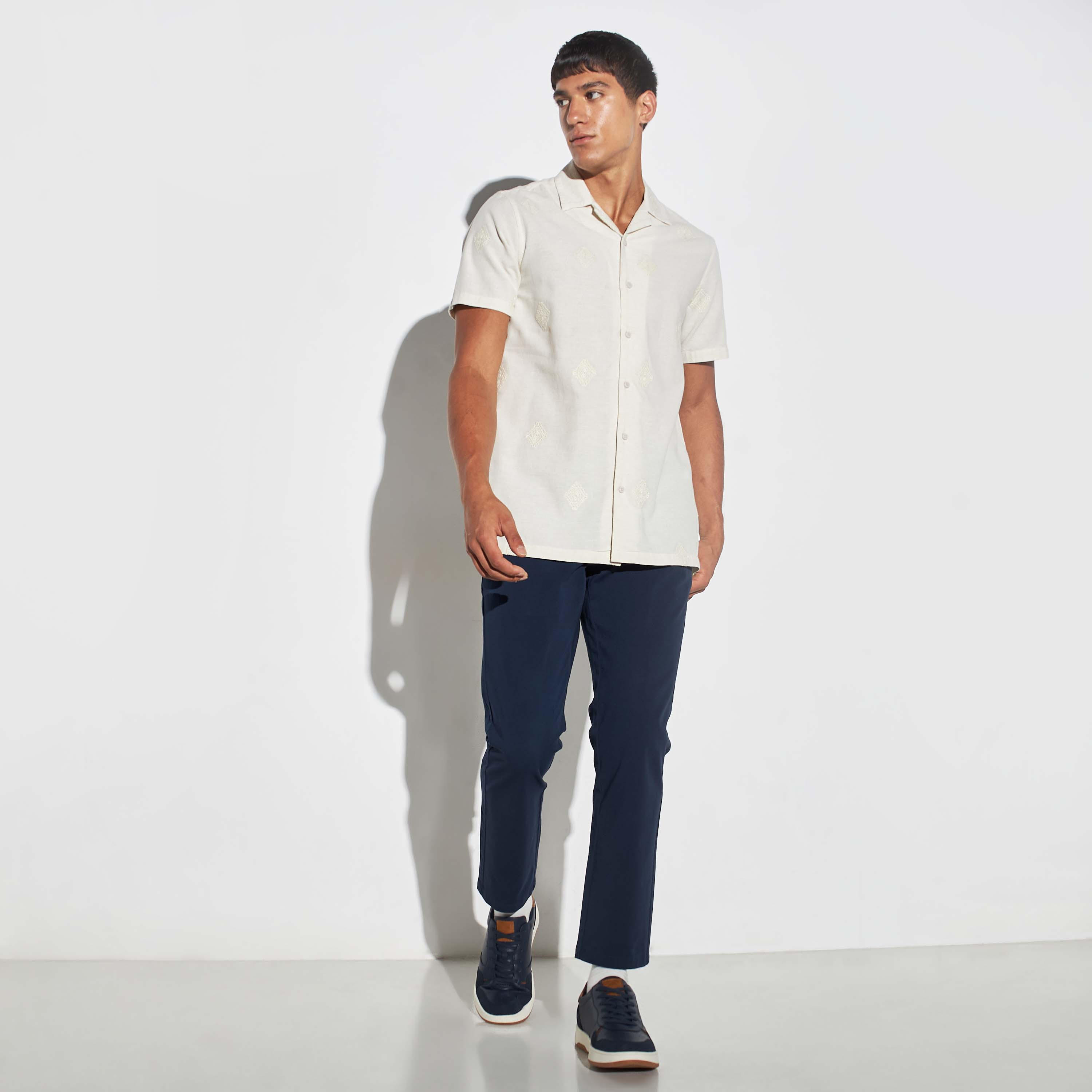 بنطلون شينو سادة بقصة مريحة وجيوب من آيكونيك-men-clothing-bottoms-trousersandchinos-chinos-image-3