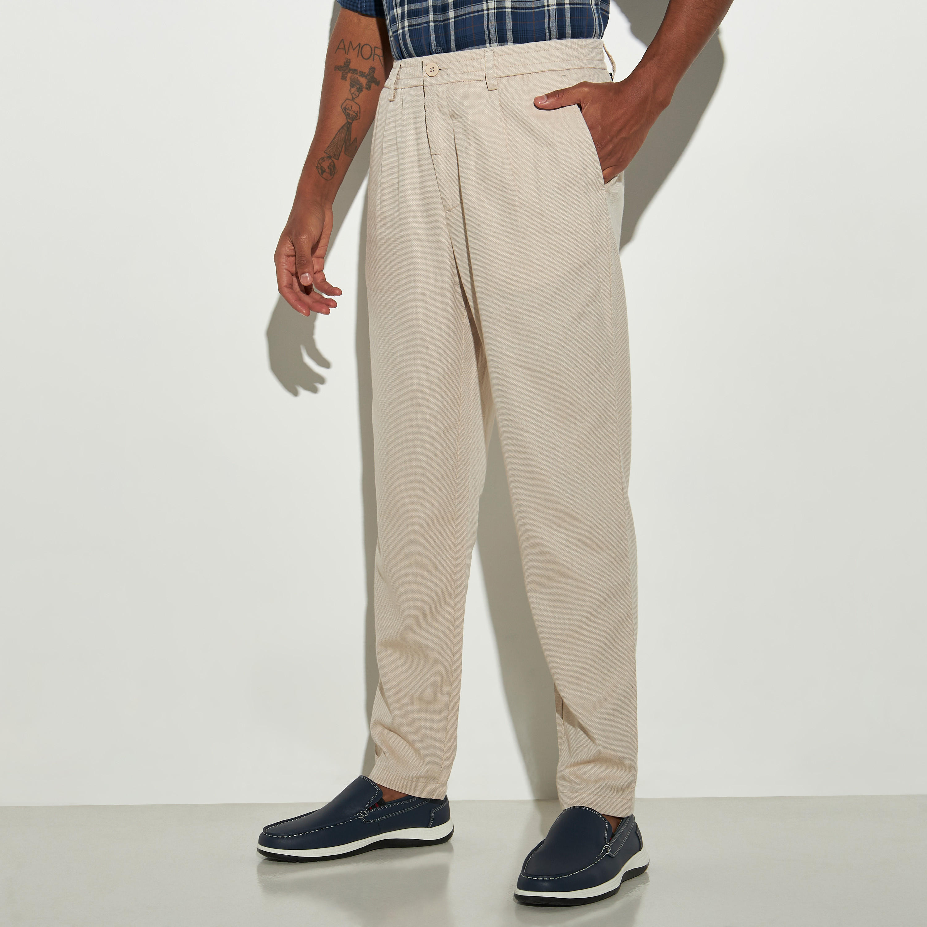 بنطلون أكسفورد بارز الملمس بجيوب من آيكونيك-men-clothing-bottoms-trousersandchinos-trousers-image-4