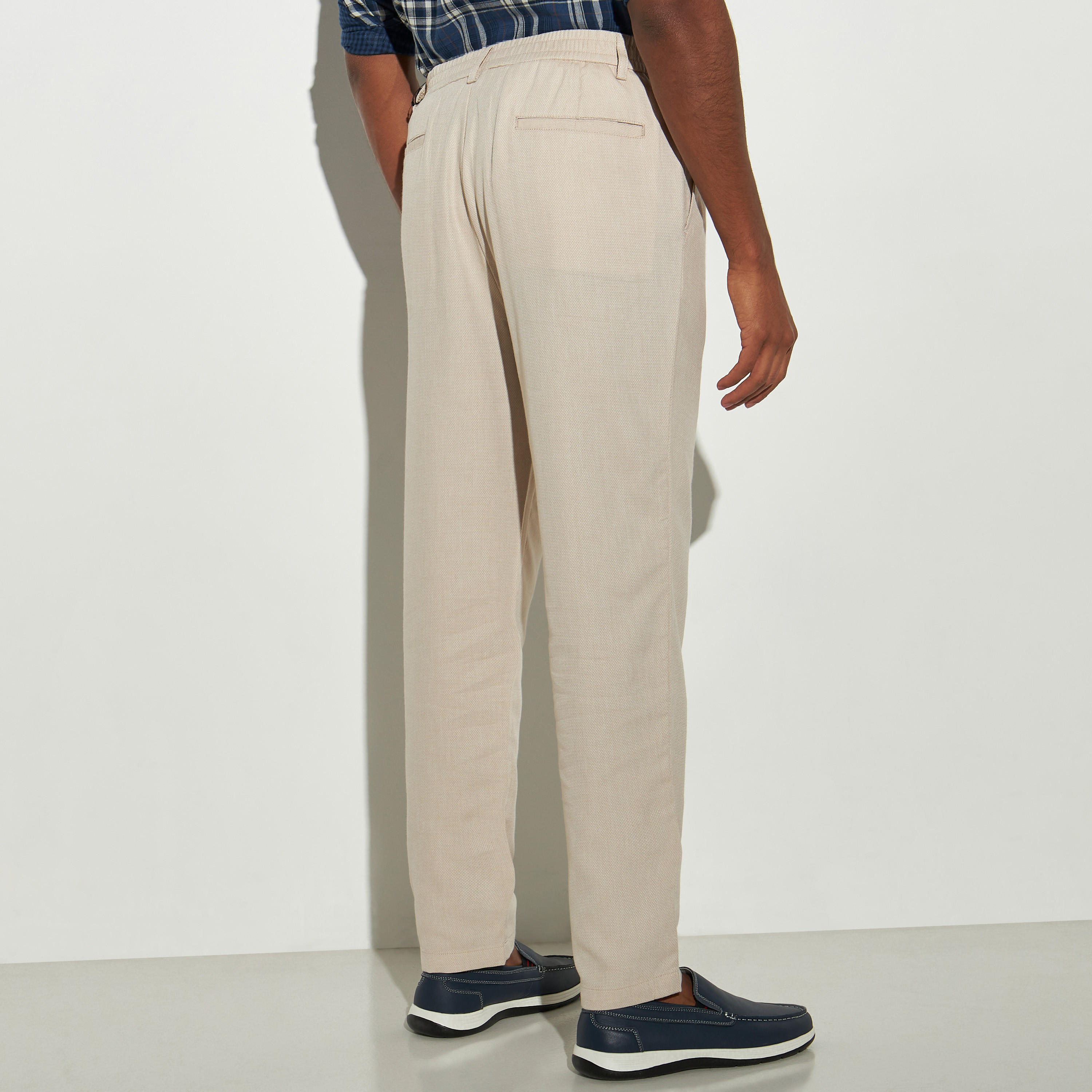 بنطلون أكسفورد بارز الملمس بجيوب من آيكونيك-men-clothing-bottoms-trousersandchinos-trousers-image-2