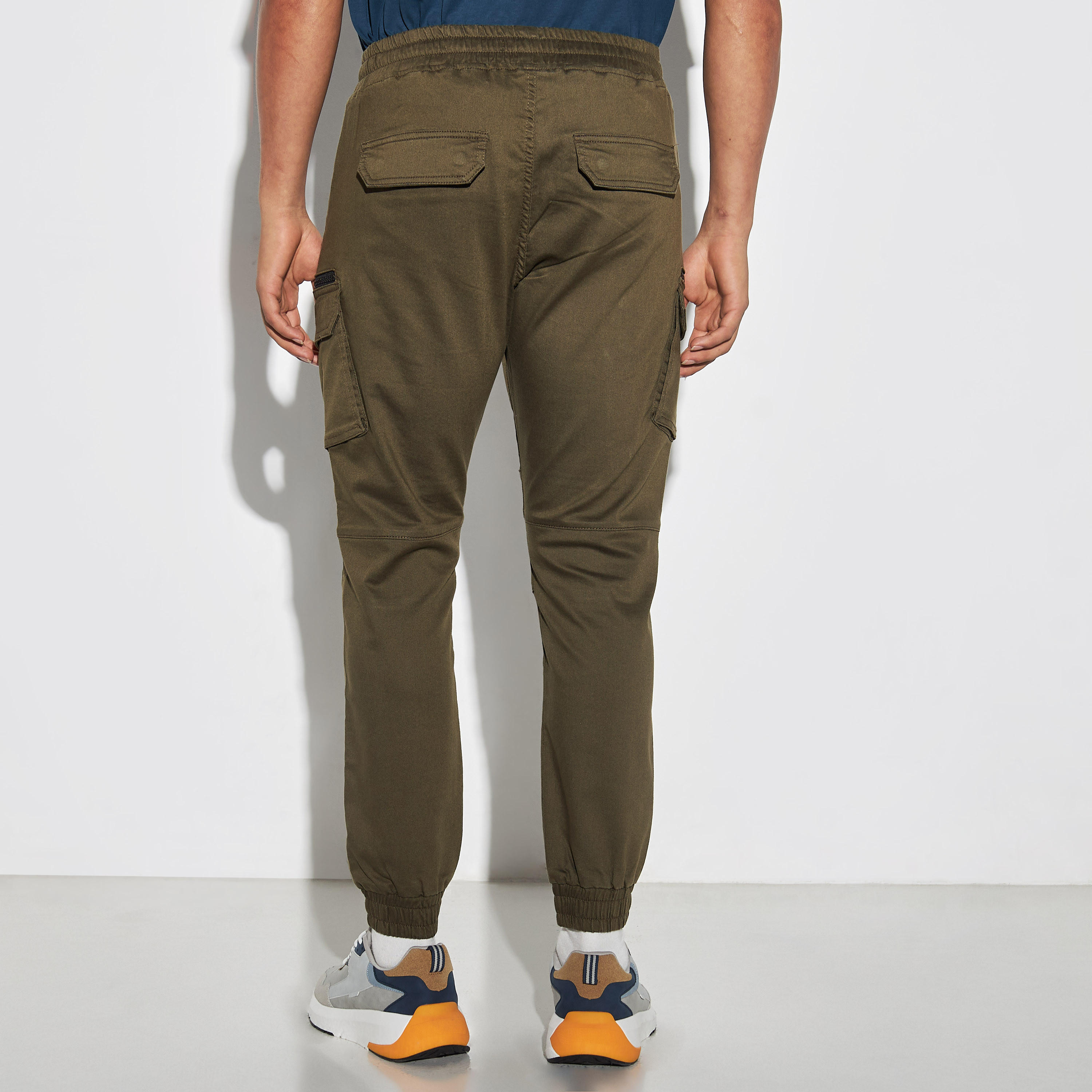 بنطلون رياضي كارجو سادة بسحاب من آيكونيك-men-clothing-bottoms-joggers-image-3