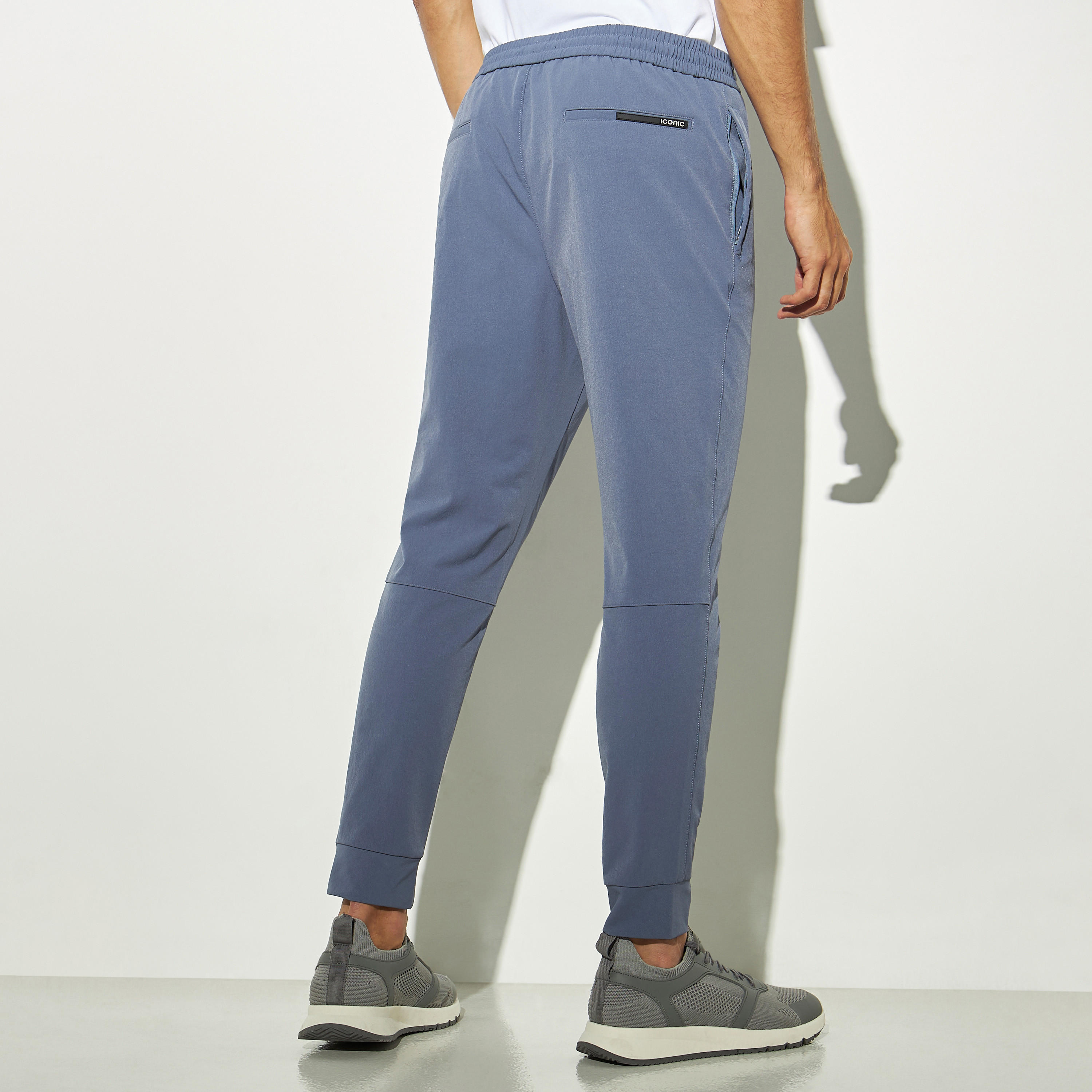 بنطلون رياضي سادة برباط إغلاق وجيوب بسحاب من آيكونيك-men-clothing-bottoms-joggers-image-2