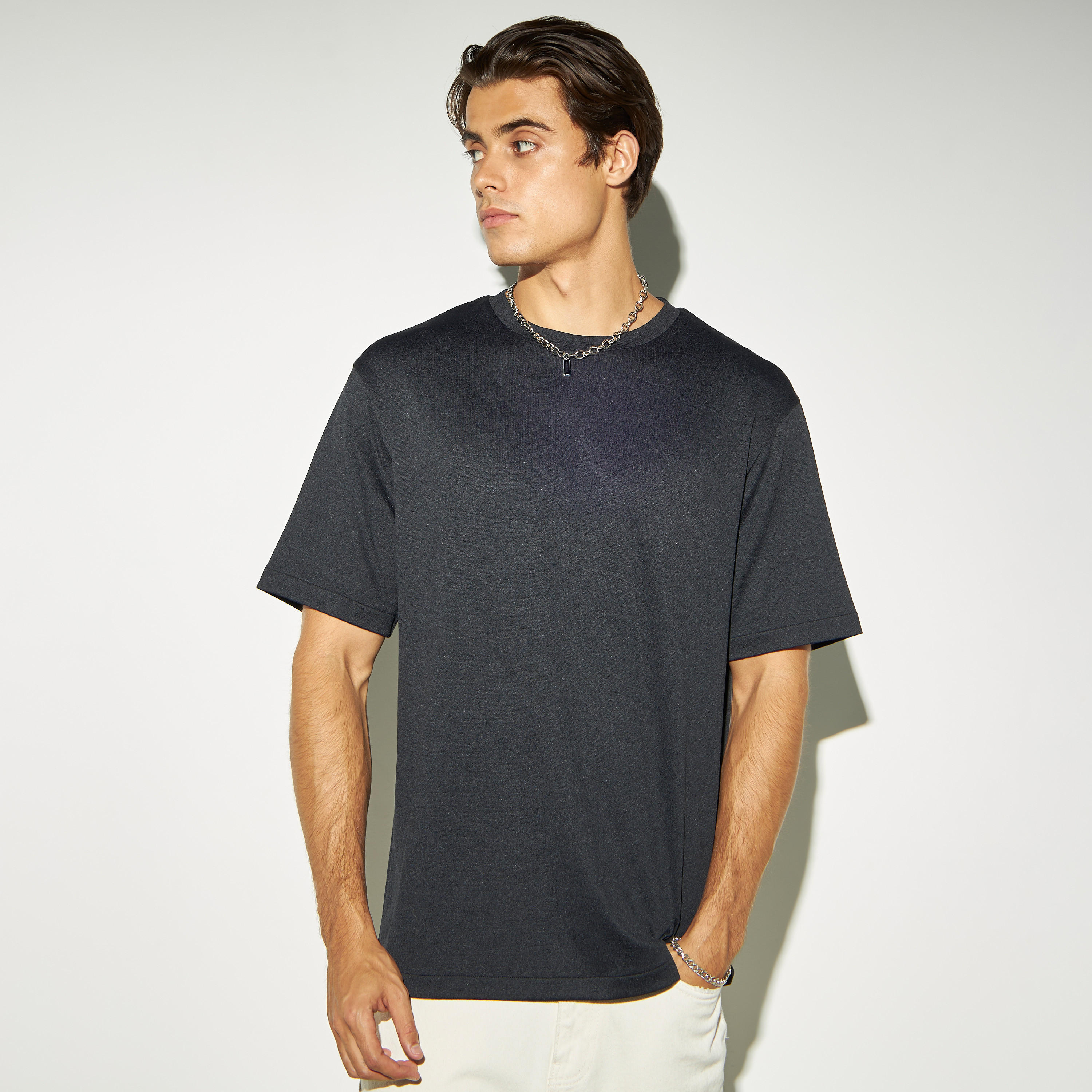 تيشيرت بارز الملمس بياقة ضيّقة وأكمام قصيرة من آيكونيك-men-clothing-tshirtsandpolos-tshirts-image-1