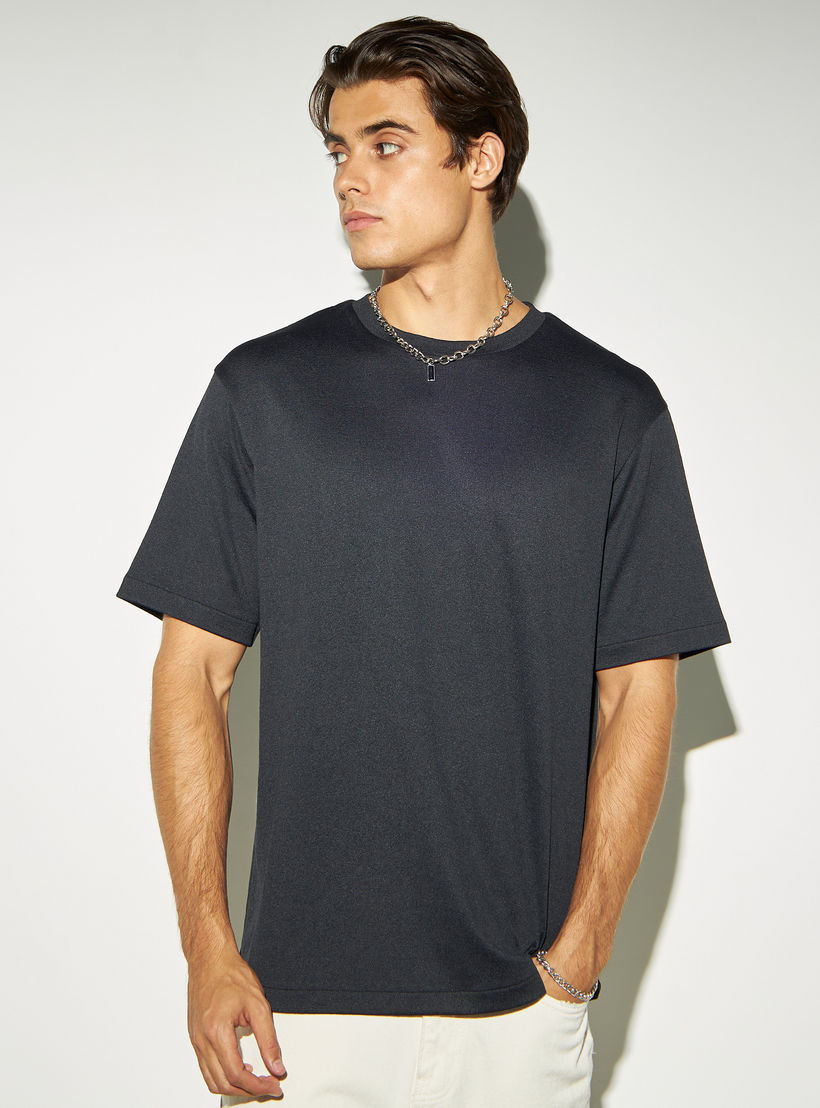 تيشيرت بارز الملمس بياقة ضيّقة وأكمام قصيرة من آيكونيك-men-clothing-tshirtsandpolos-tshirts-image-1