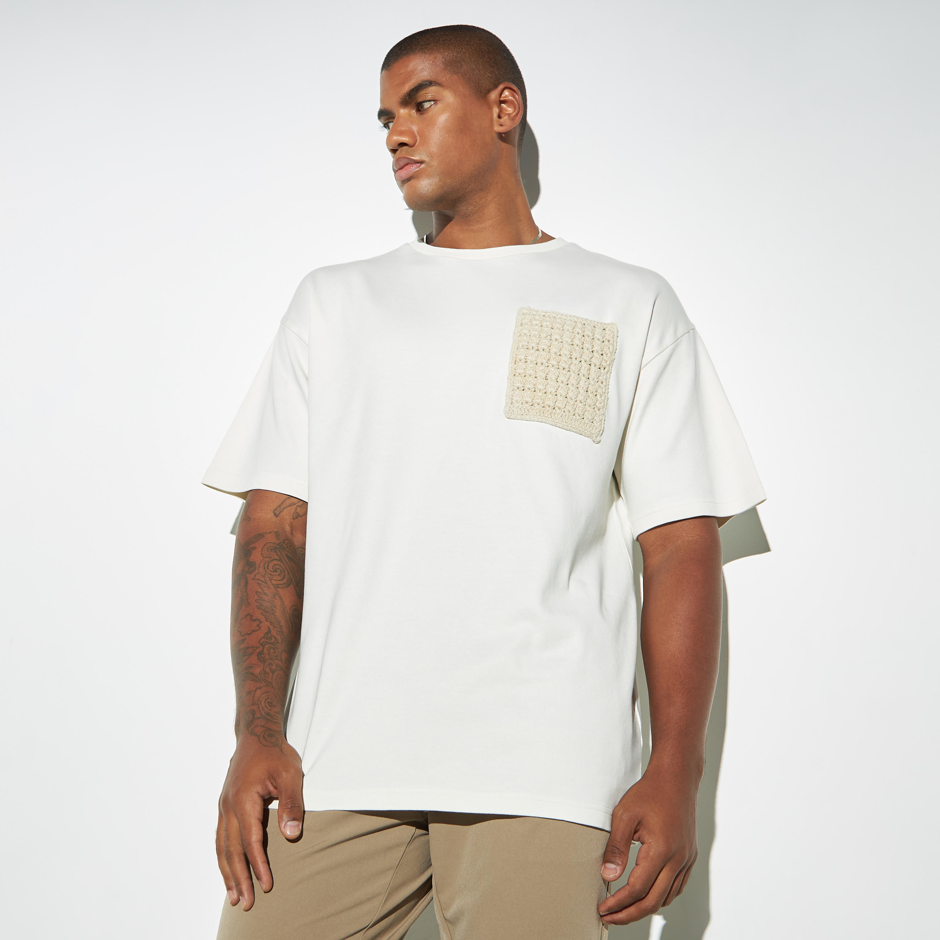 تيشيرت سادة بياقة ضيّقة وجيوب كروشيه من آيكونيك-men-clothing-tshirtsandpolos-tshirts-image-1