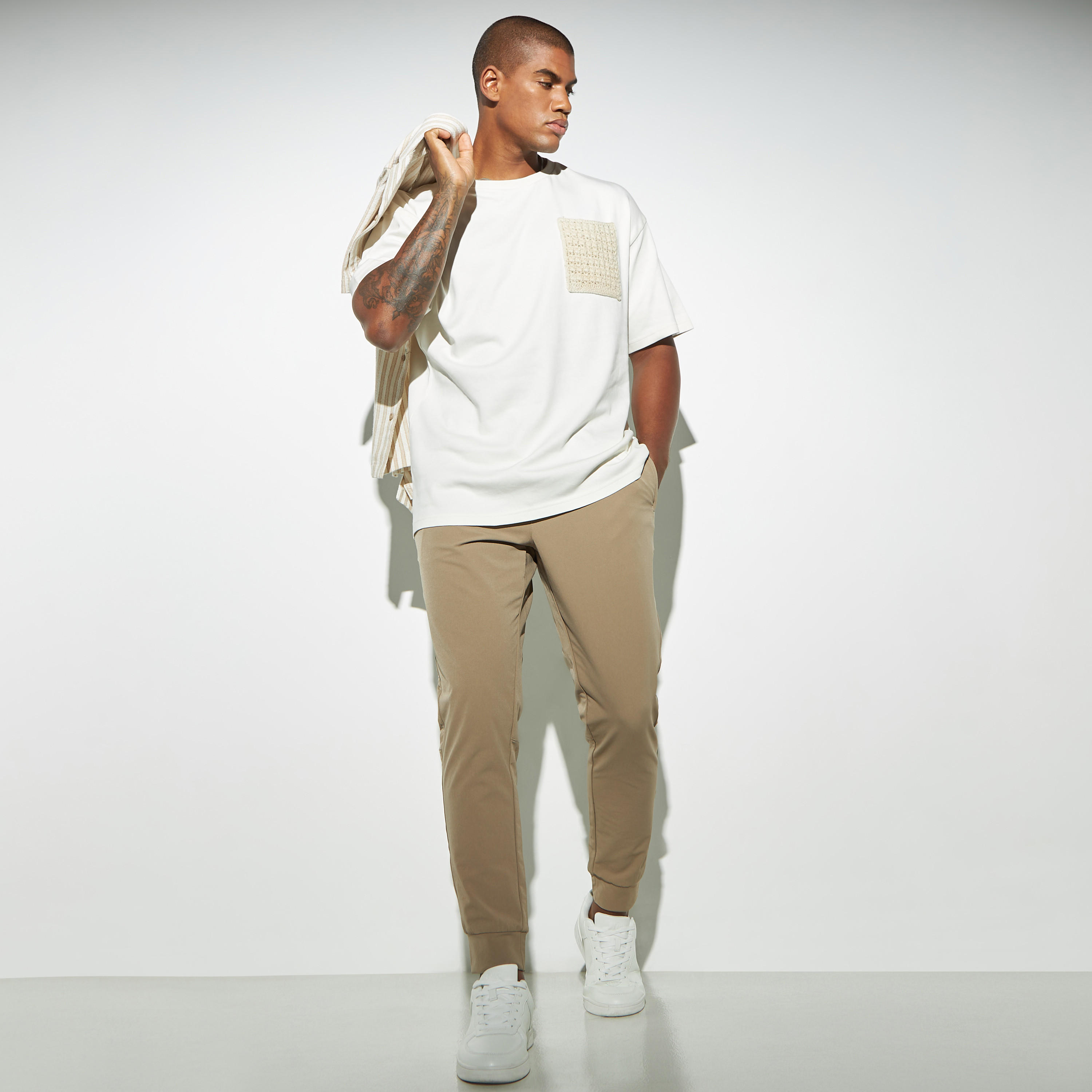 تيشيرت سادة بياقة ضيّقة وجيوب كروشيه من آيكونيك-men-clothing-tshirtsandpolos-tshirts-image-2