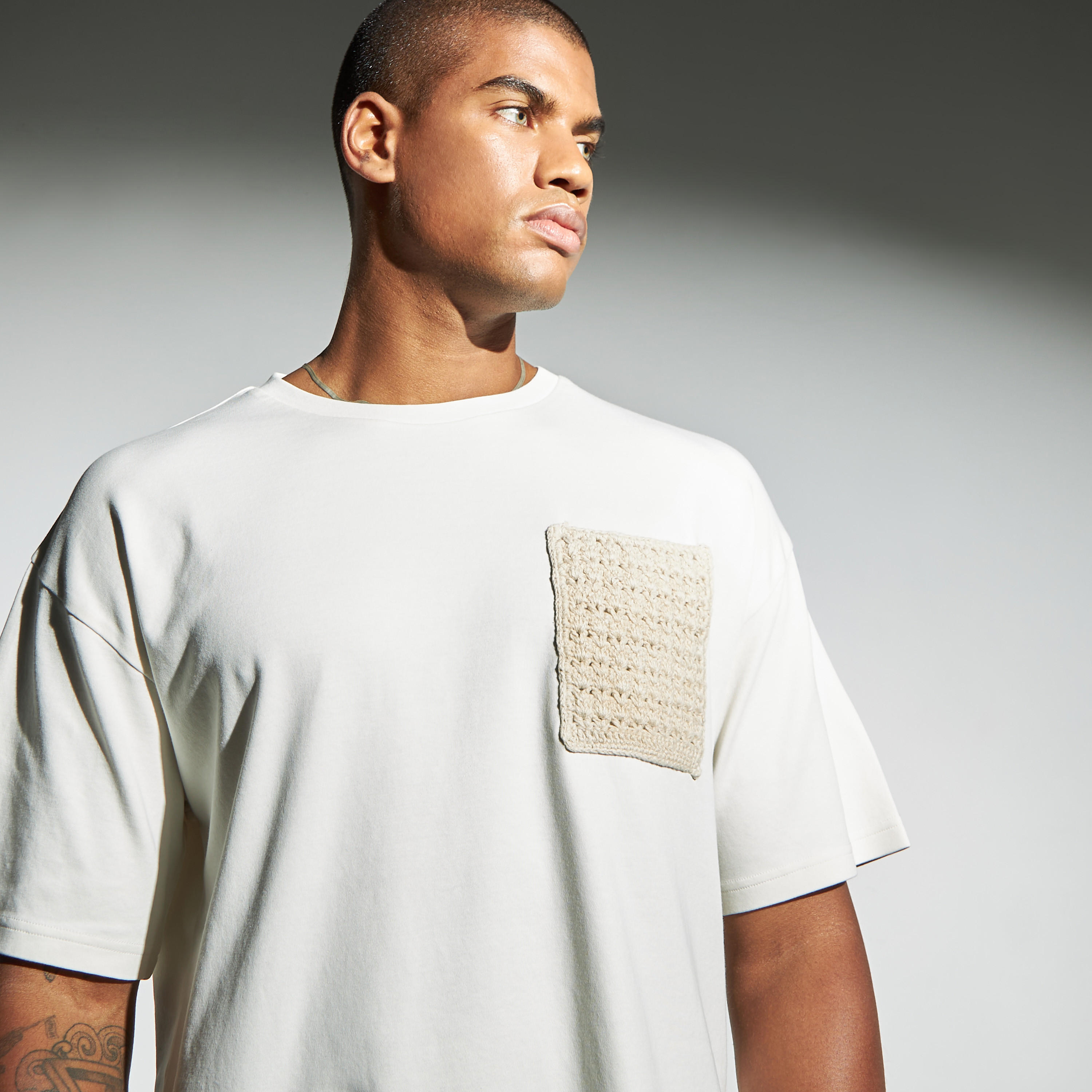 تيشيرت سادة بياقة ضيّقة وجيوب كروشيه من آيكونيك-men-clothing-tshirtsandpolos-tshirts-image-4