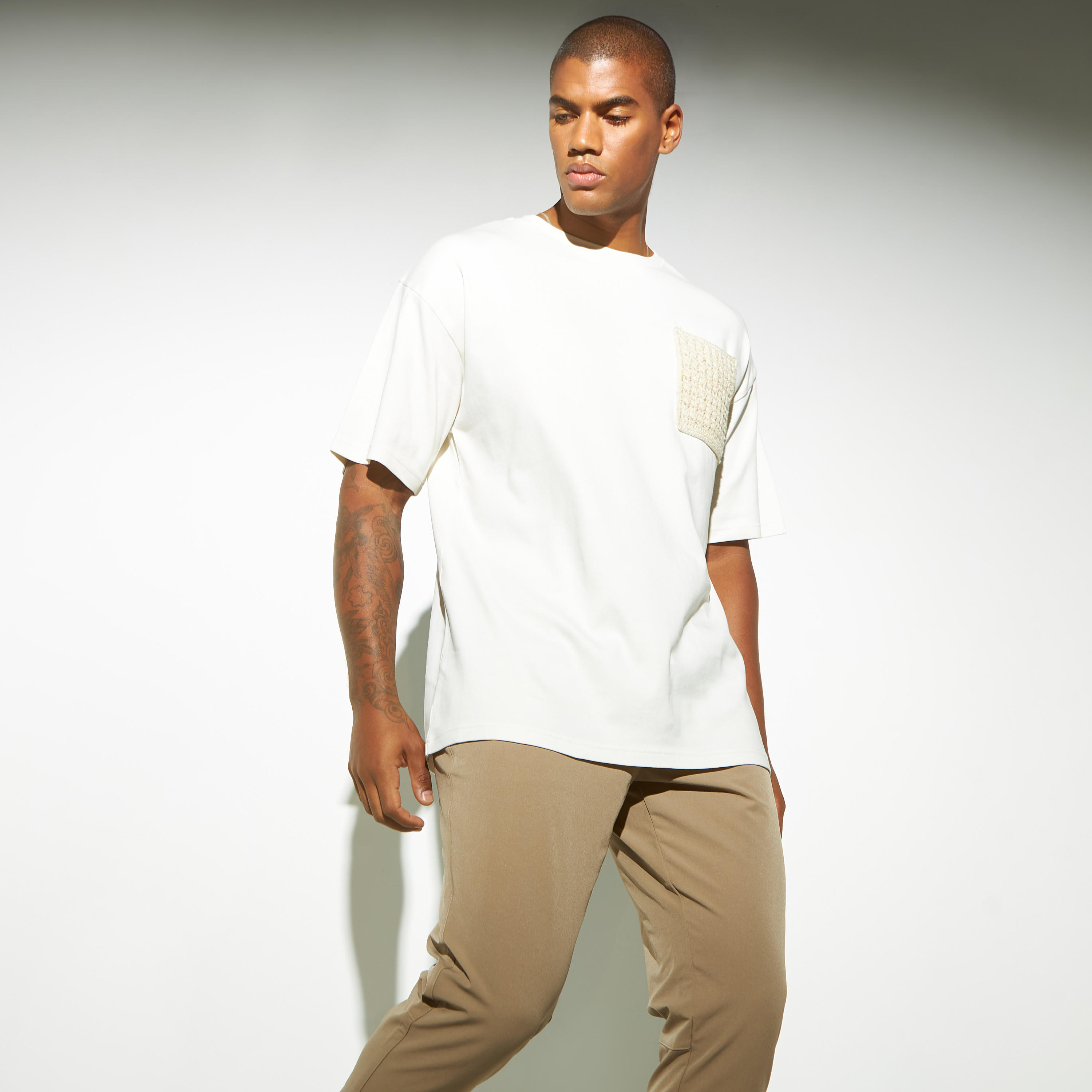 تيشيرت سادة بياقة ضيّقة وجيوب كروشيه من آيكونيك-men-clothing-tshirtsandpolos-tshirts-image-5