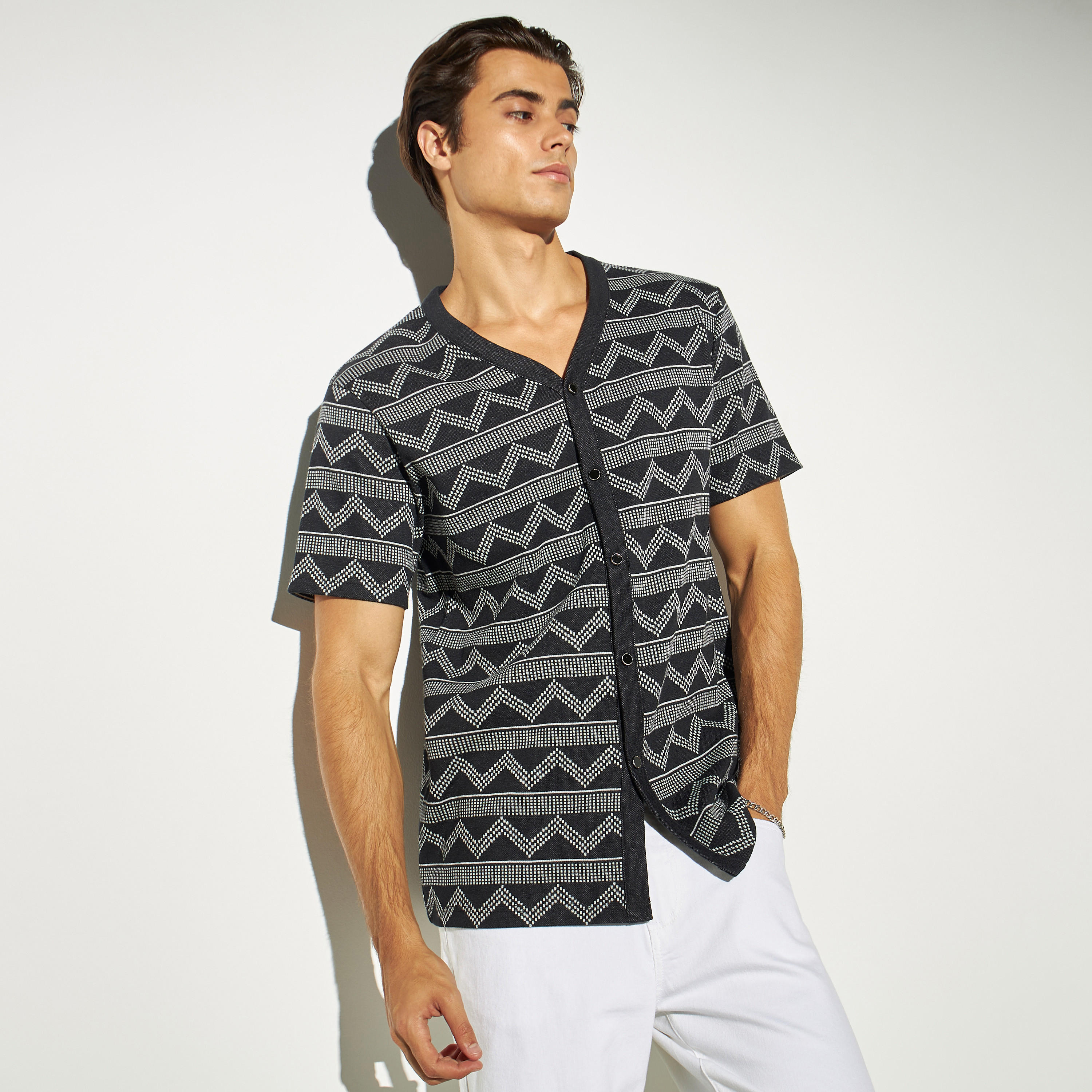 تيشيرت جاكارد بياقة V وأكمام قصيرة من آيكونيك-men-clothing-shirts-image-1
