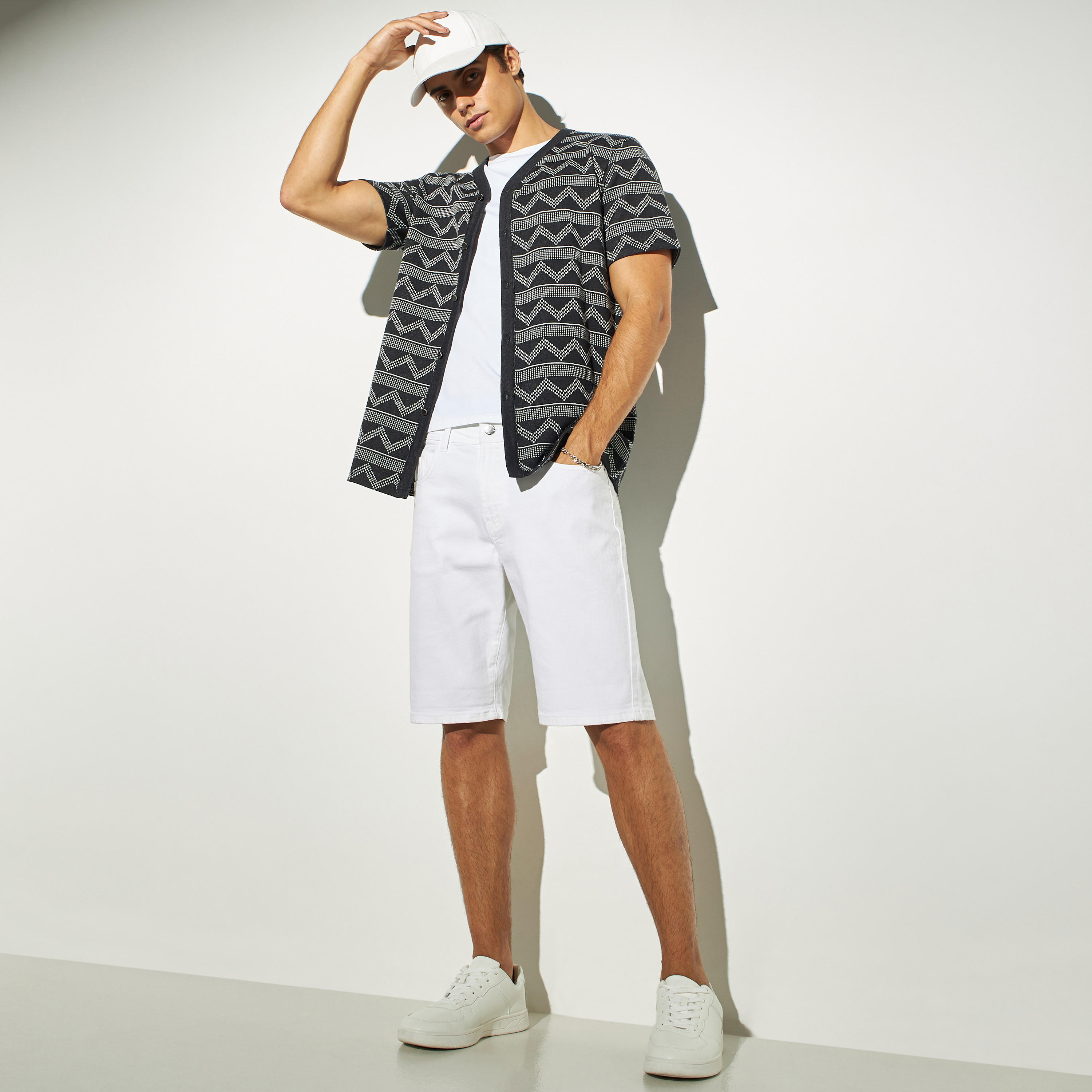 تيشيرت جاكارد بياقة V وأكمام قصيرة من آيكونيك-men-clothing-shirts-image-2