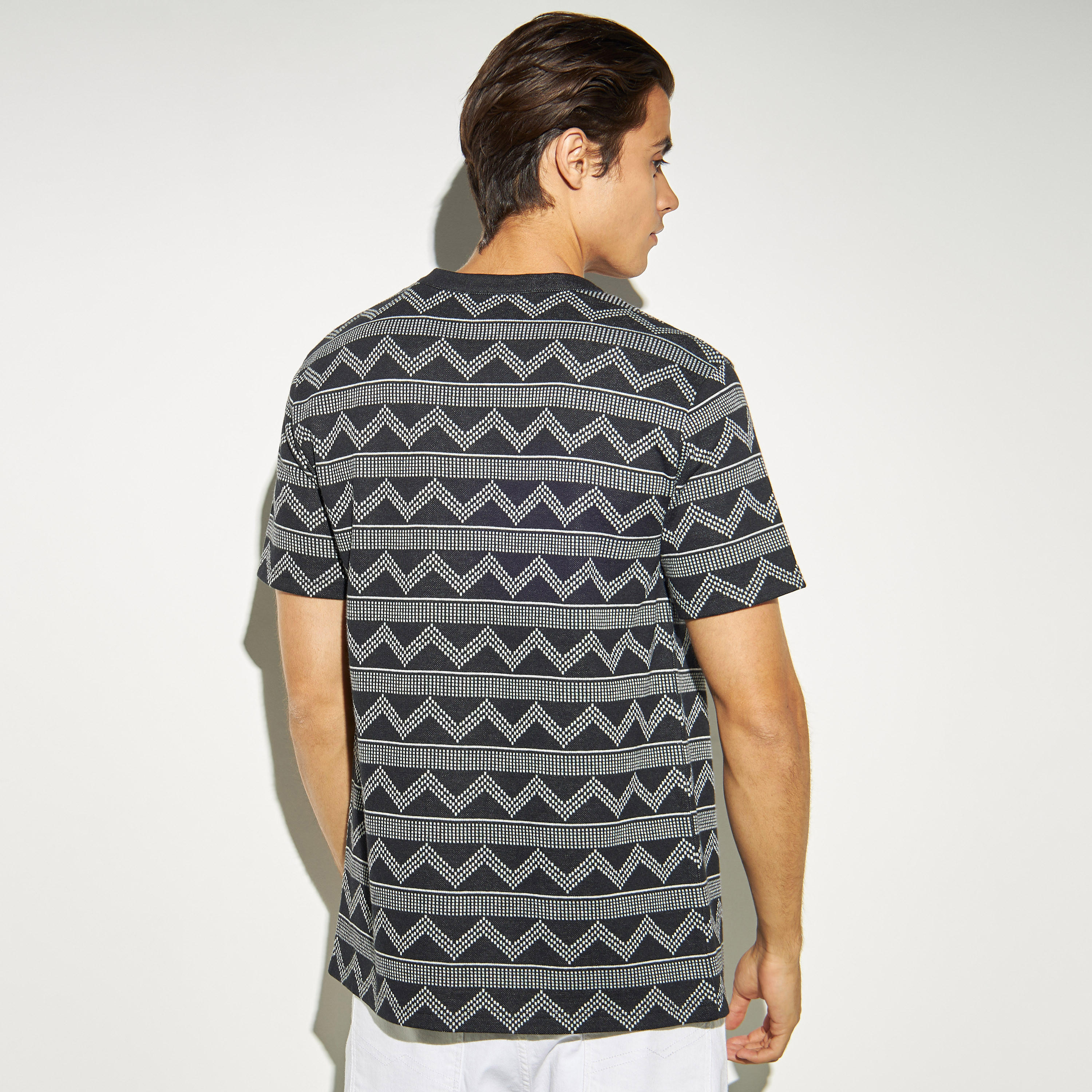 تيشيرت جاكارد بياقة V وأكمام قصيرة من آيكونيك-men-clothing-shirts-image-3