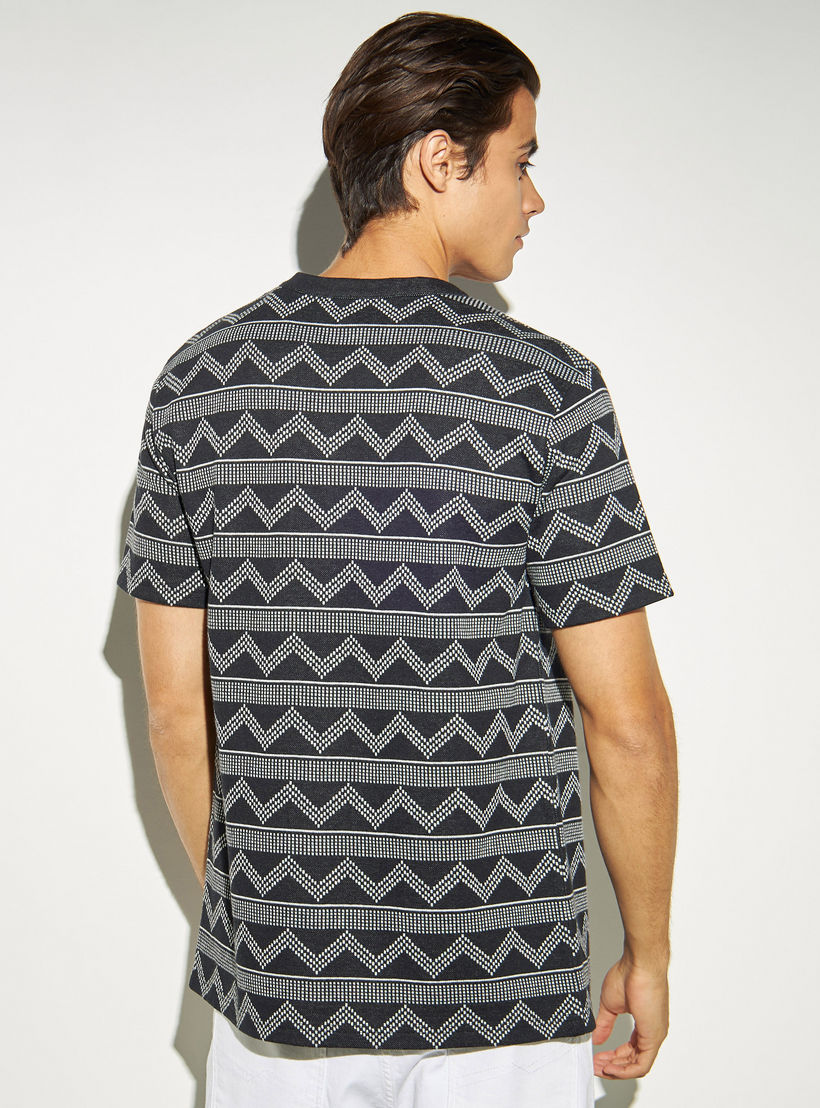تيشيرت جاكارد بياقة V وأكمام قصيرة من آيكونيك-men-clothing-shirts-image-3