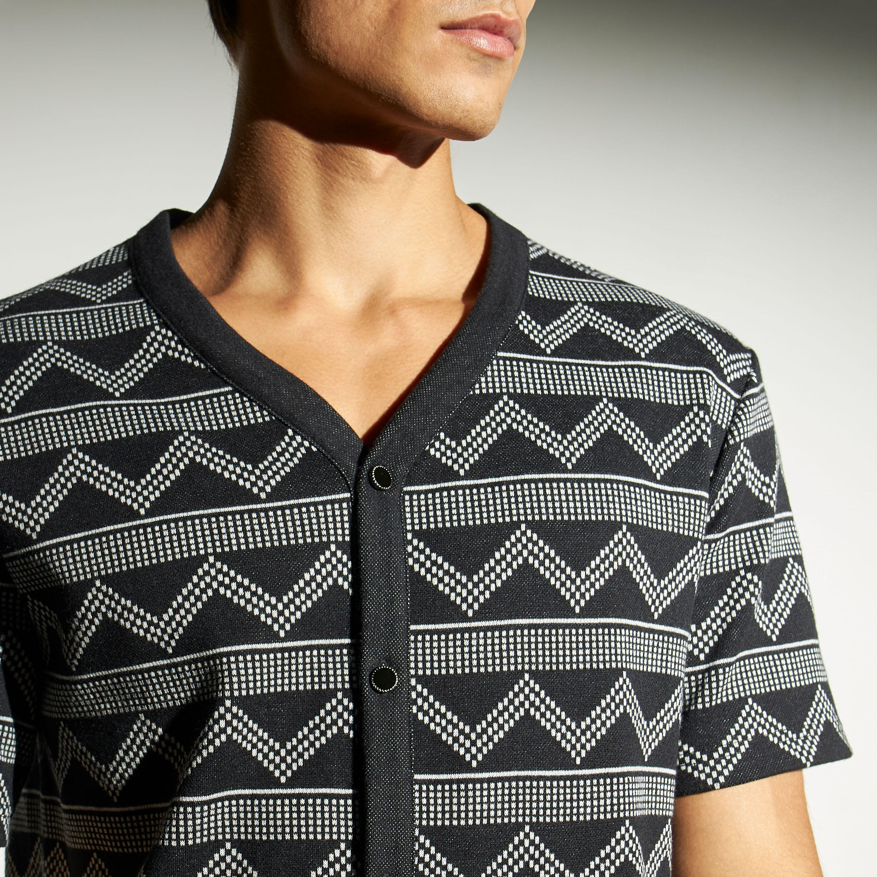 تيشيرت جاكارد بياقة V وأكمام قصيرة من آيكونيك-men-clothing-shirts-image-4