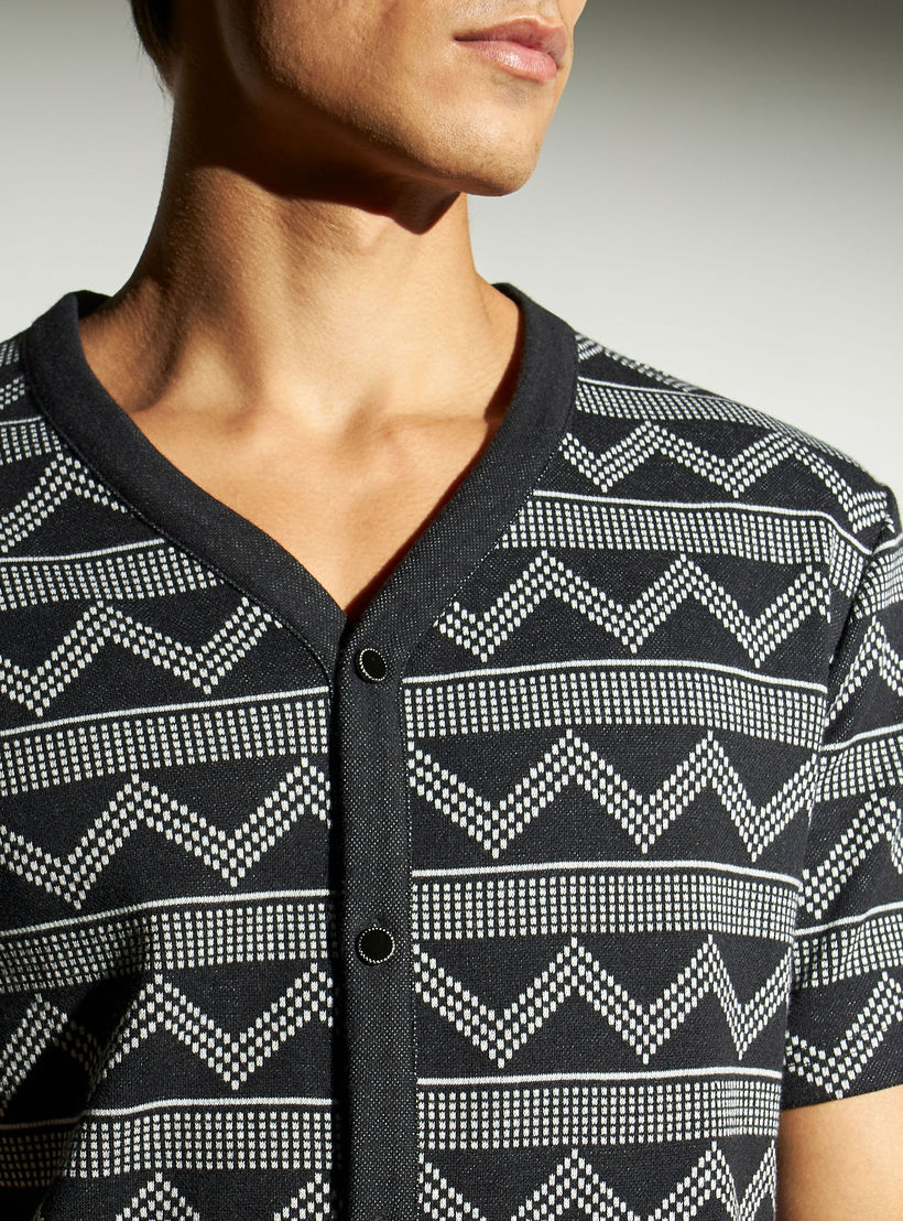 تيشيرت جاكارد بياقة V وأكمام قصيرة من آيكونيك-men-clothing-shirts-image-4