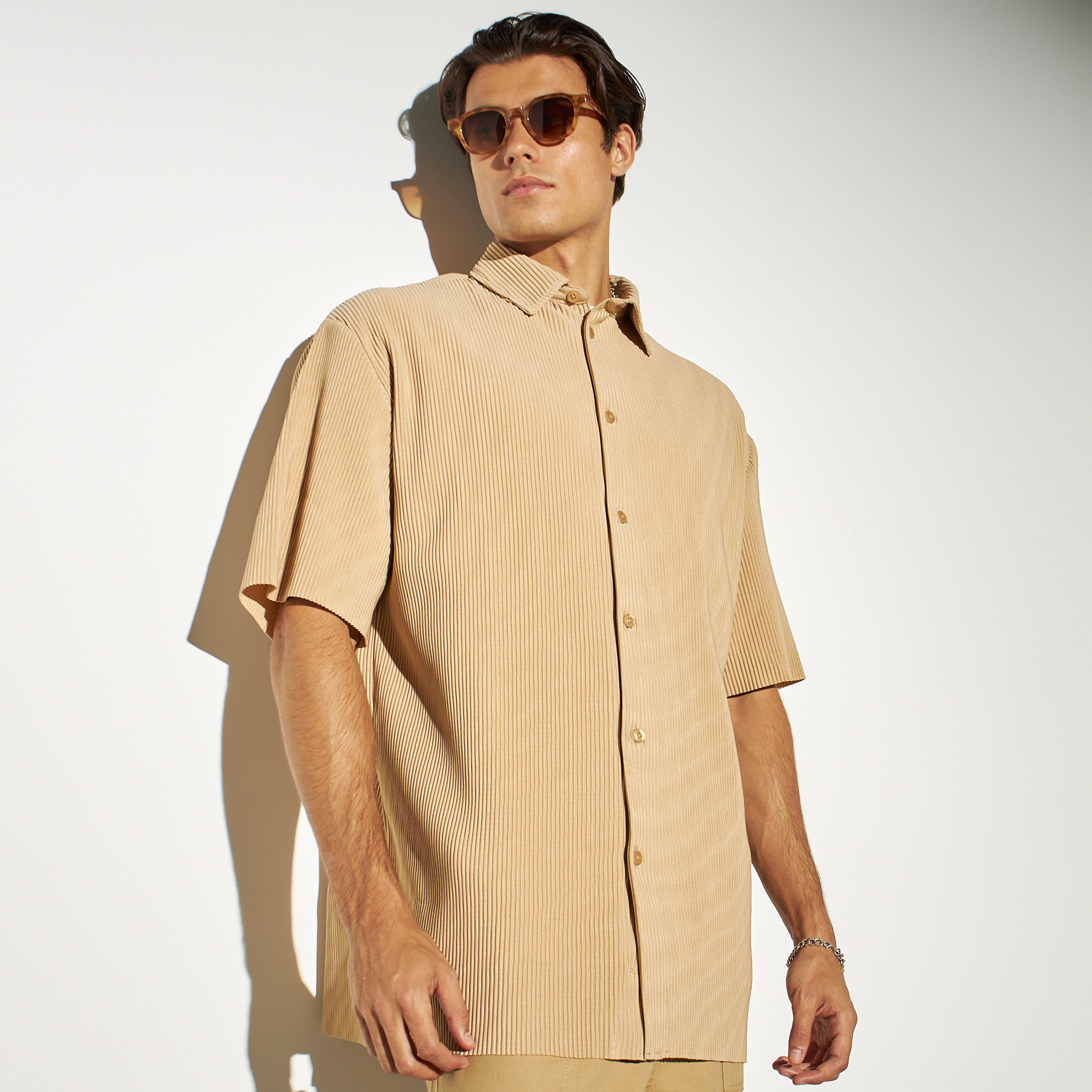 قميص مضلّع بأكمام قصيرة وأزرار من آيكونيك-men-clothing-shirts-image-1