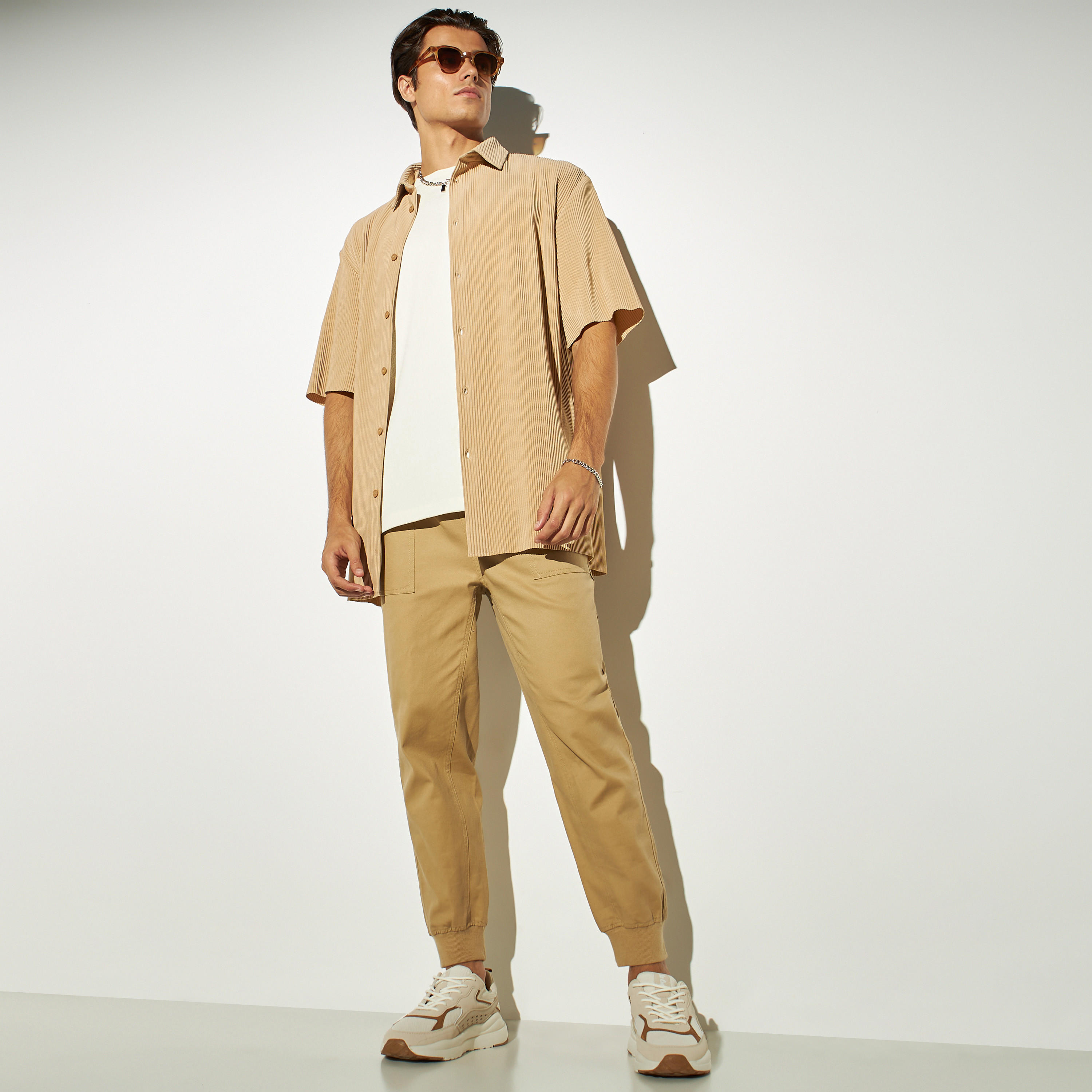 قميص مضلّع بأكمام قصيرة وأزرار من آيكونيك-men-clothing-shirts-image-2