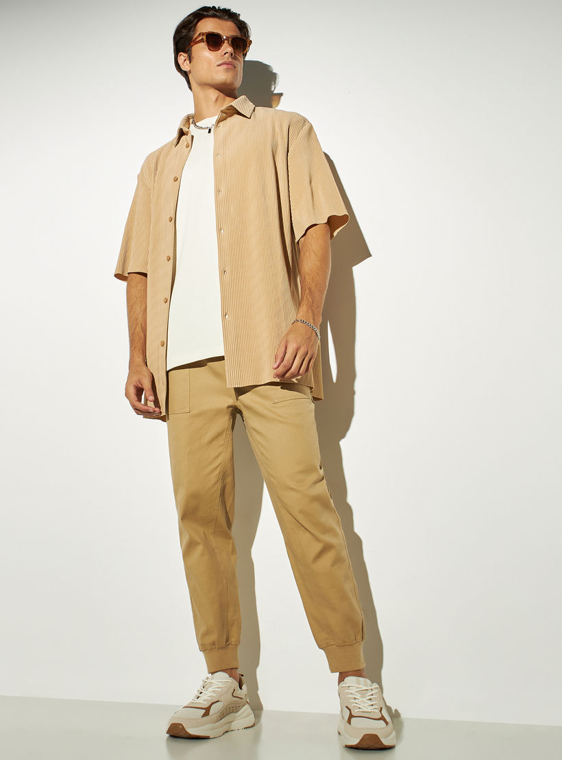 قميص مضلّع بأكمام قصيرة وأزرار من آيكونيك-men-clothing-shirts-image-2