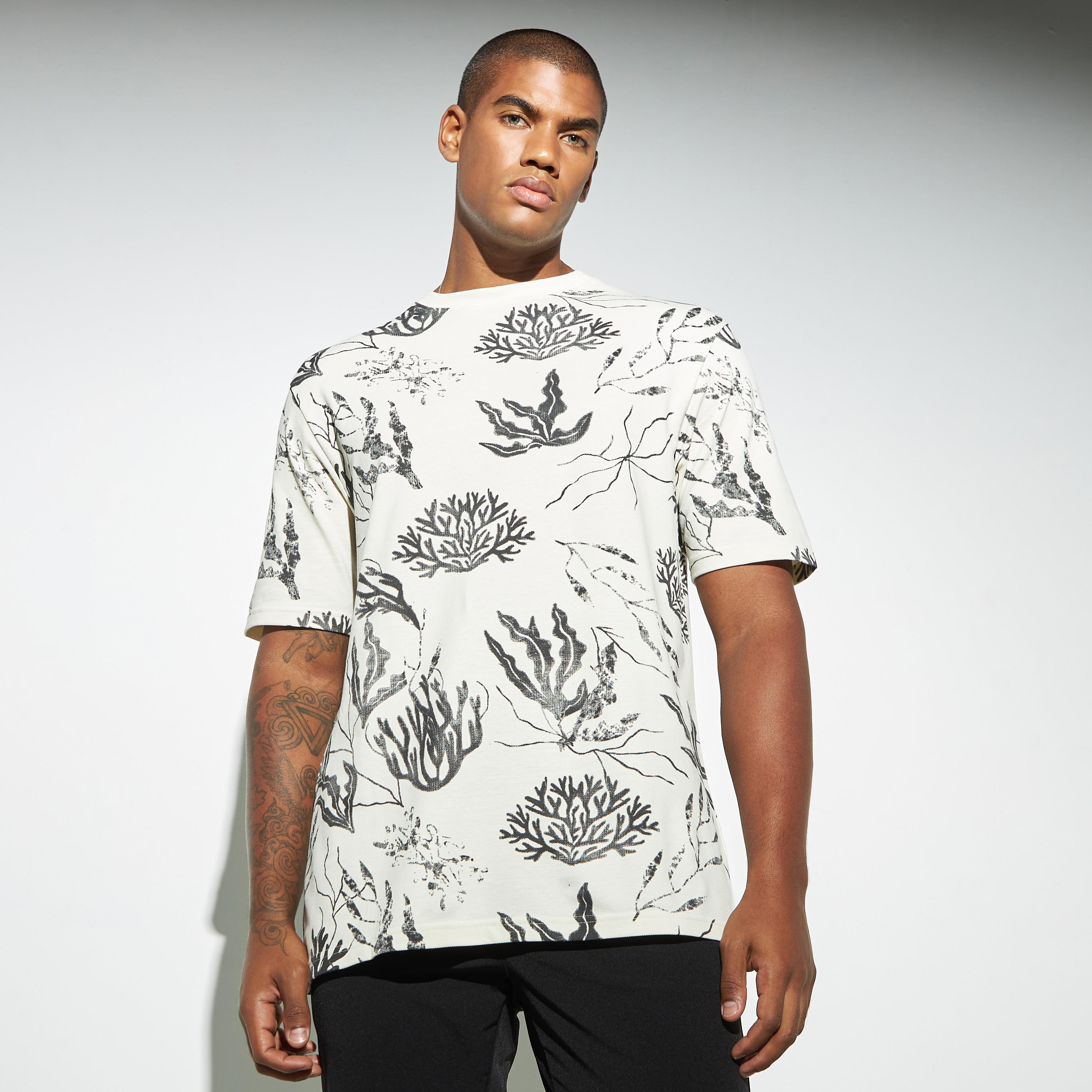 تيشيرت بياقة ضيقة وأكمام قصيرة وطبعات من لي كوبر-men-clothing-tshirtsandpolos-tshirts-image-1