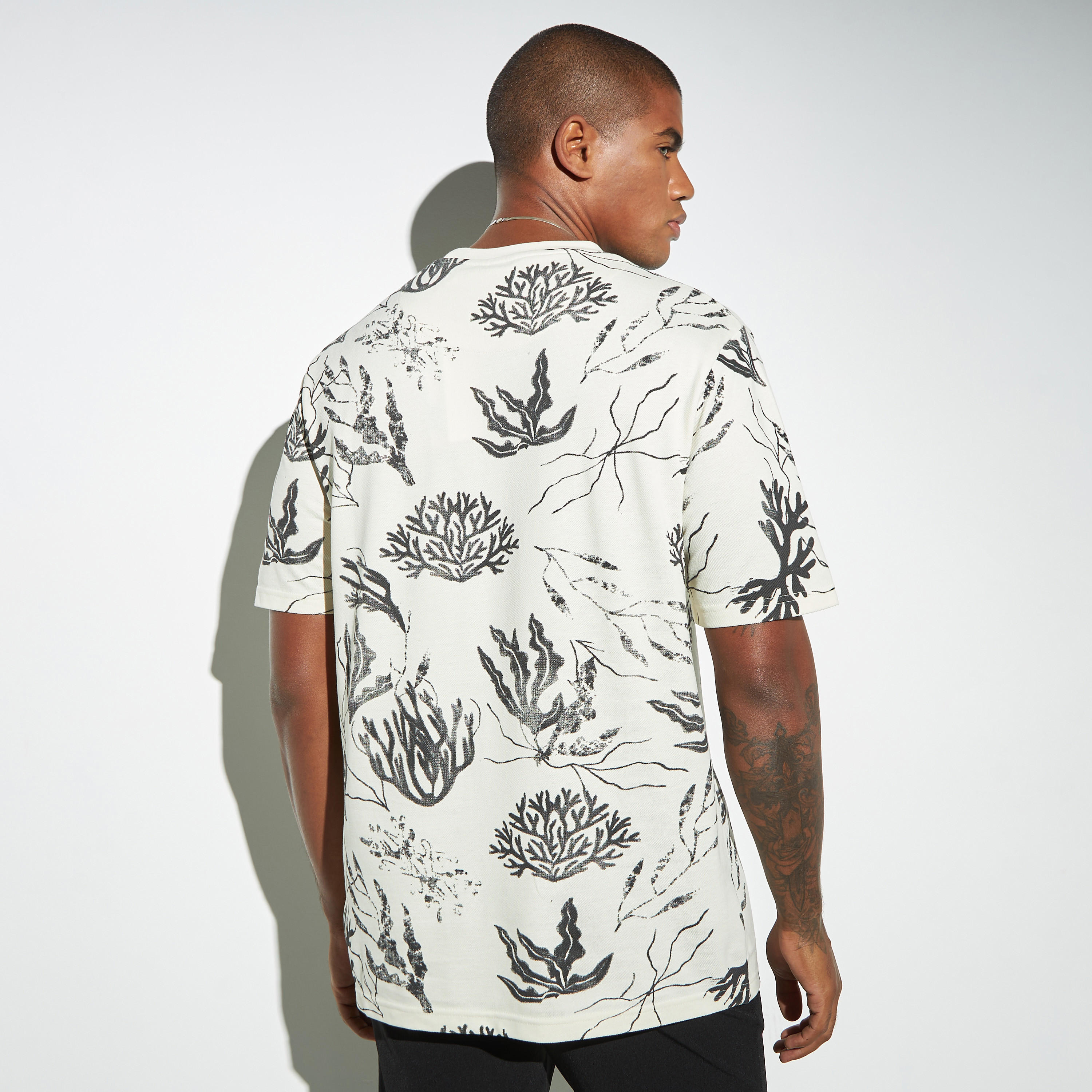 تيشيرت بياقة ضيقة وأكمام قصيرة وطبعات من لي كوبر-men-clothing-tshirtsandpolos-tshirts-image-2