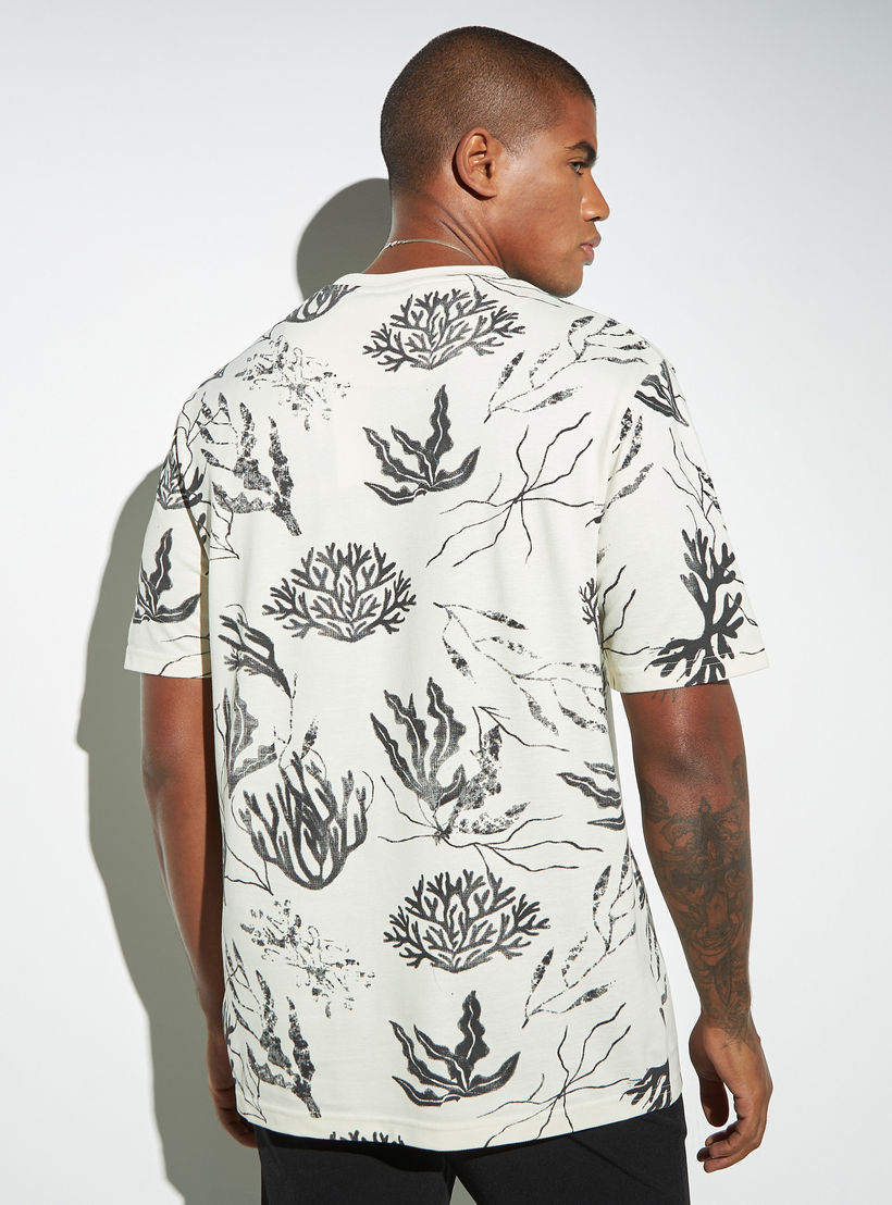 تيشيرت بياقة ضيقة وأكمام قصيرة وطبعات من لي كوبر-men-clothing-tshirtsandpolos-tshirts-image-2