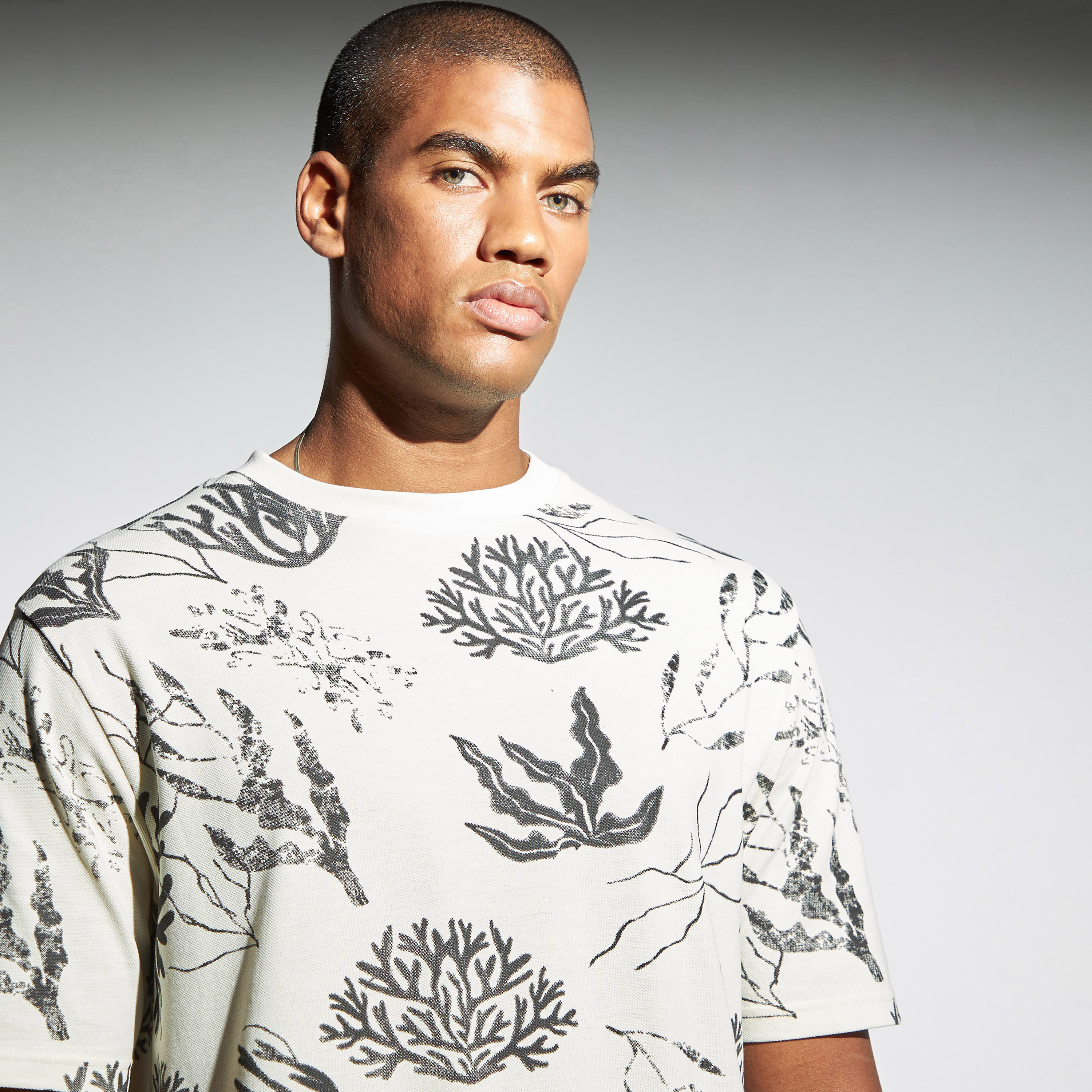 تيشيرت بياقة ضيقة وأكمام قصيرة وطبعات من لي كوبر-men-clothing-tshirtsandpolos-tshirts-image-3