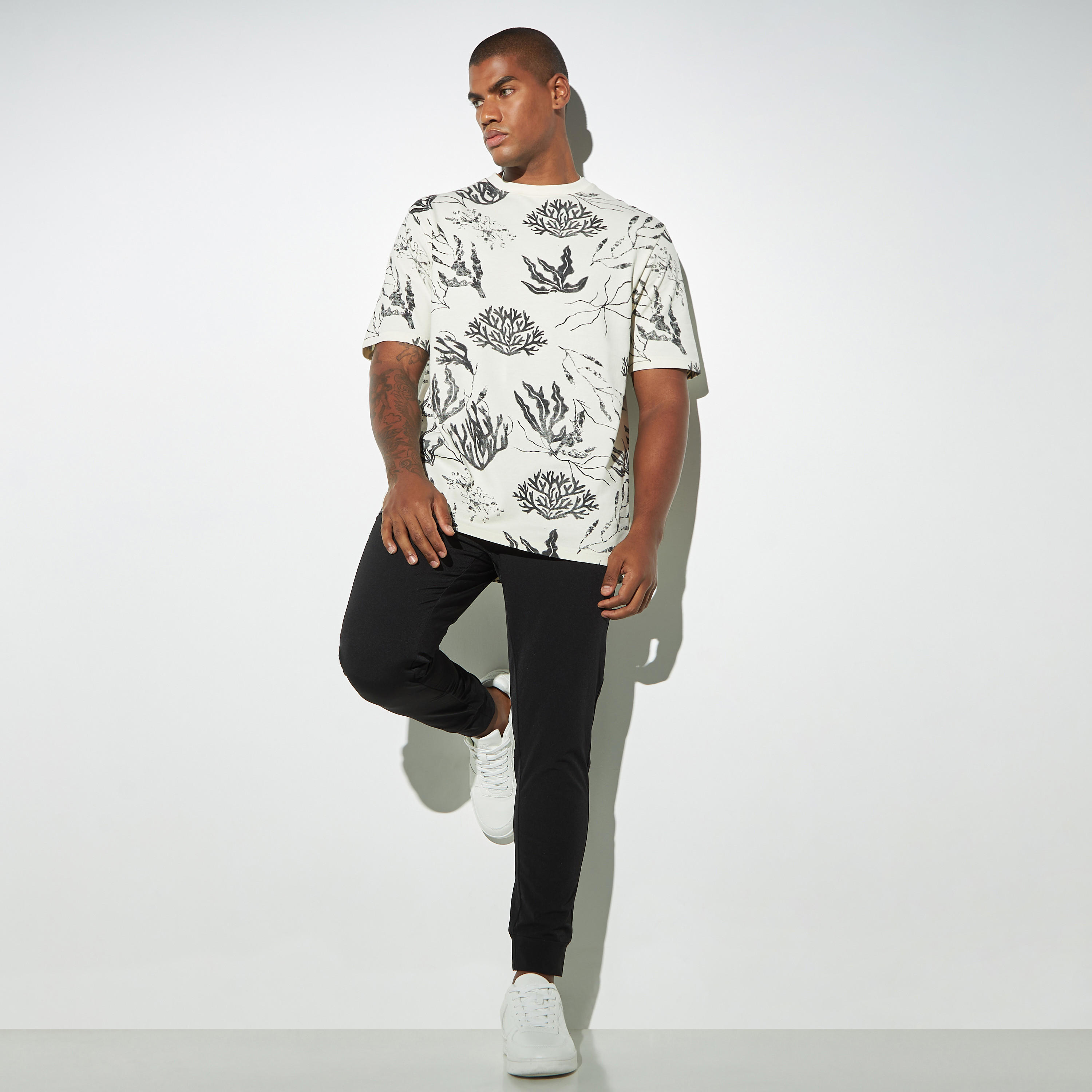 تيشيرت بياقة ضيقة وأكمام قصيرة وطبعات من لي كوبر-men-clothing-tshirtsandpolos-tshirts-image-4
