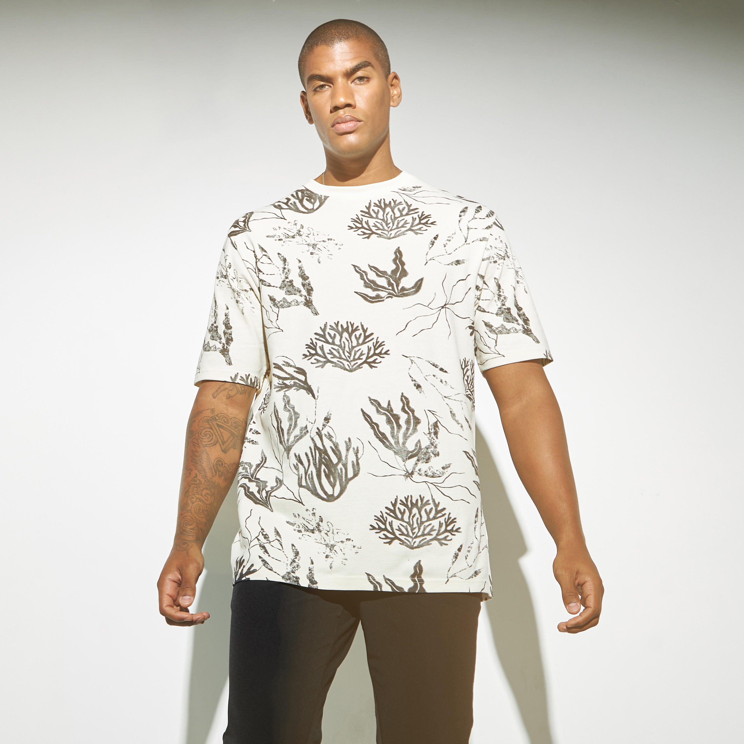 تيشيرت بياقة ضيقة وأكمام قصيرة وطبعات من لي كوبر-men-clothing-tshirtsandpolos-tshirts-image-5