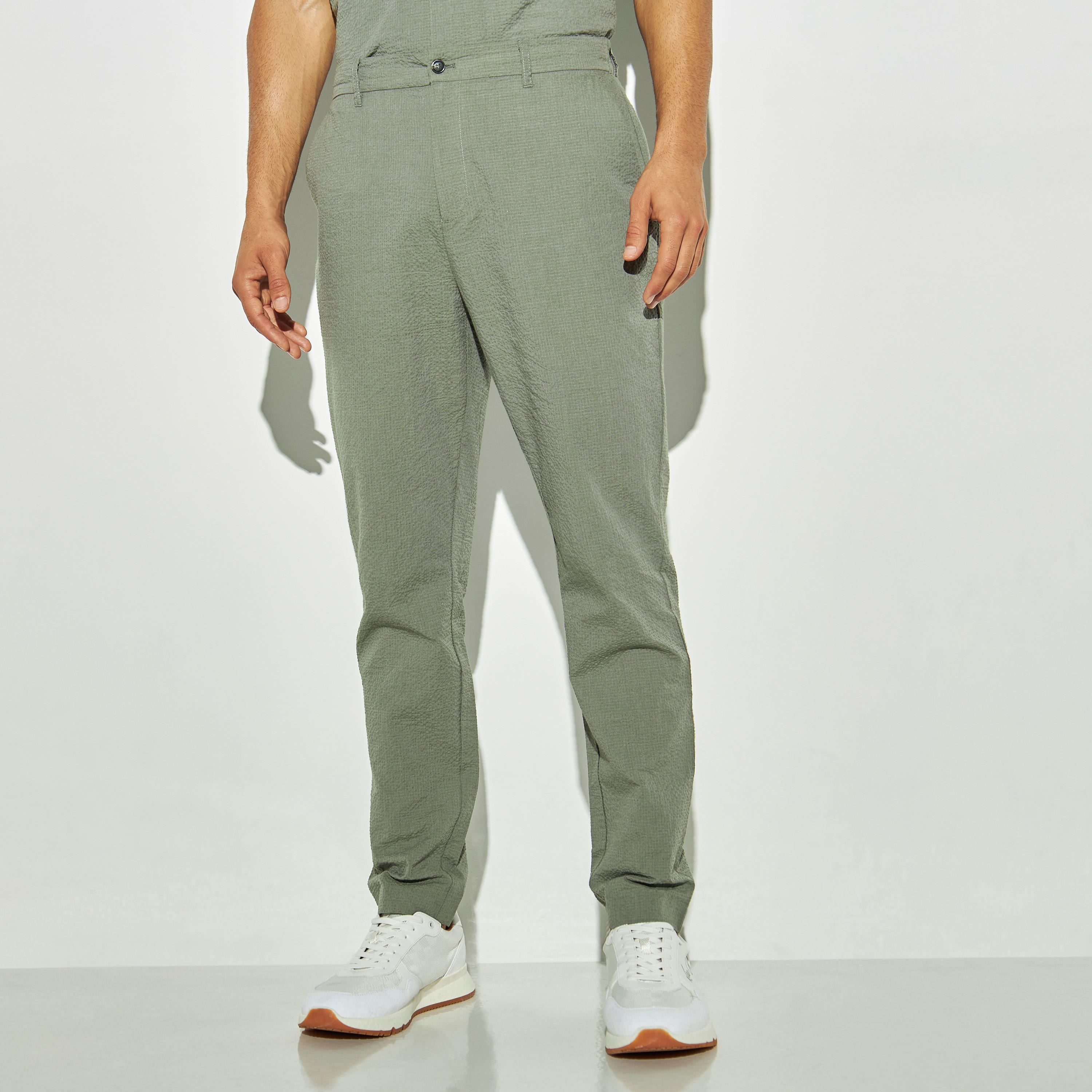 بنطلون قطني بارز الملمس بقصة عادية وجيوب من أيكونيك-men-clothing-bottoms-trousersandchinos-trousers-image-1