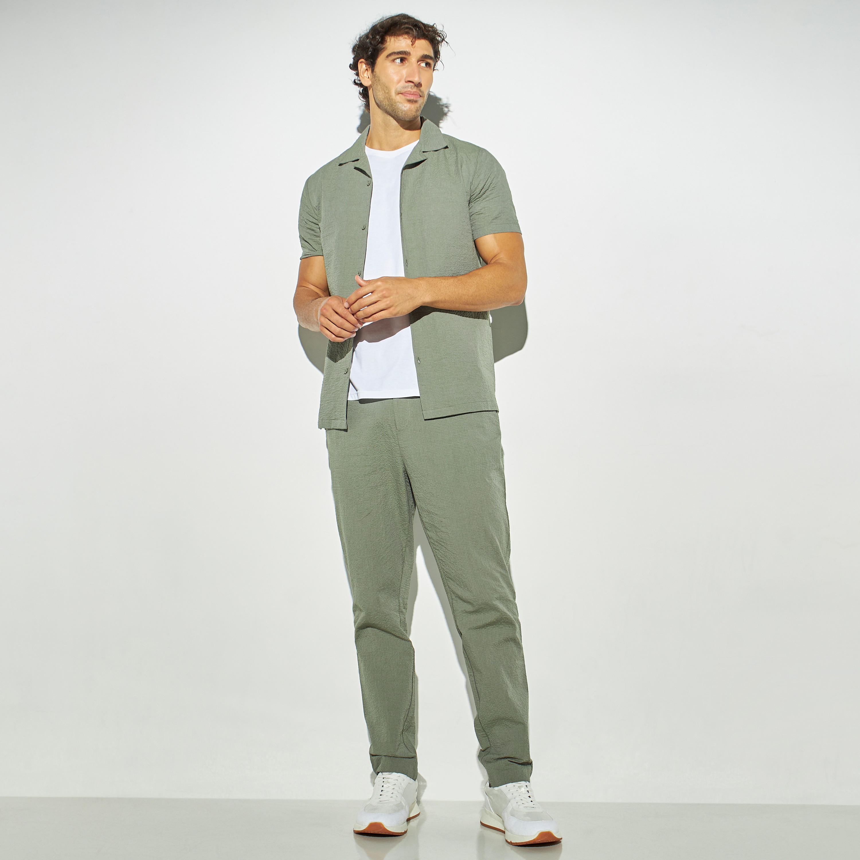 بنطلون قطني بارز الملمس بقصة عادية وجيوب من أيكونيك-men-clothing-bottoms-trousersandchinos-trousers-image-2