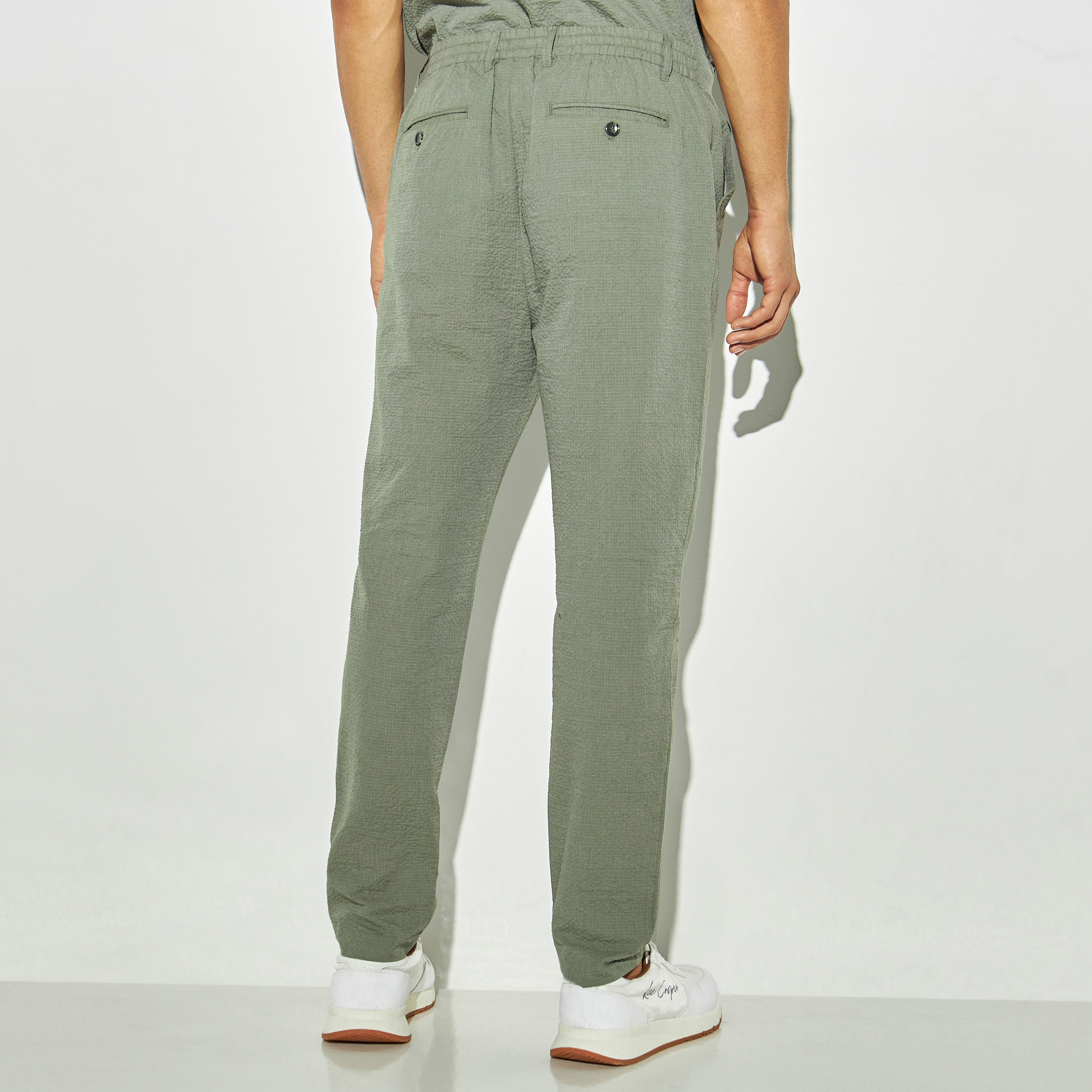 بنطلون قطني بارز الملمس بقصة عادية وجيوب من أيكونيك-men-clothing-bottoms-trousersandchinos-trousers-image-3