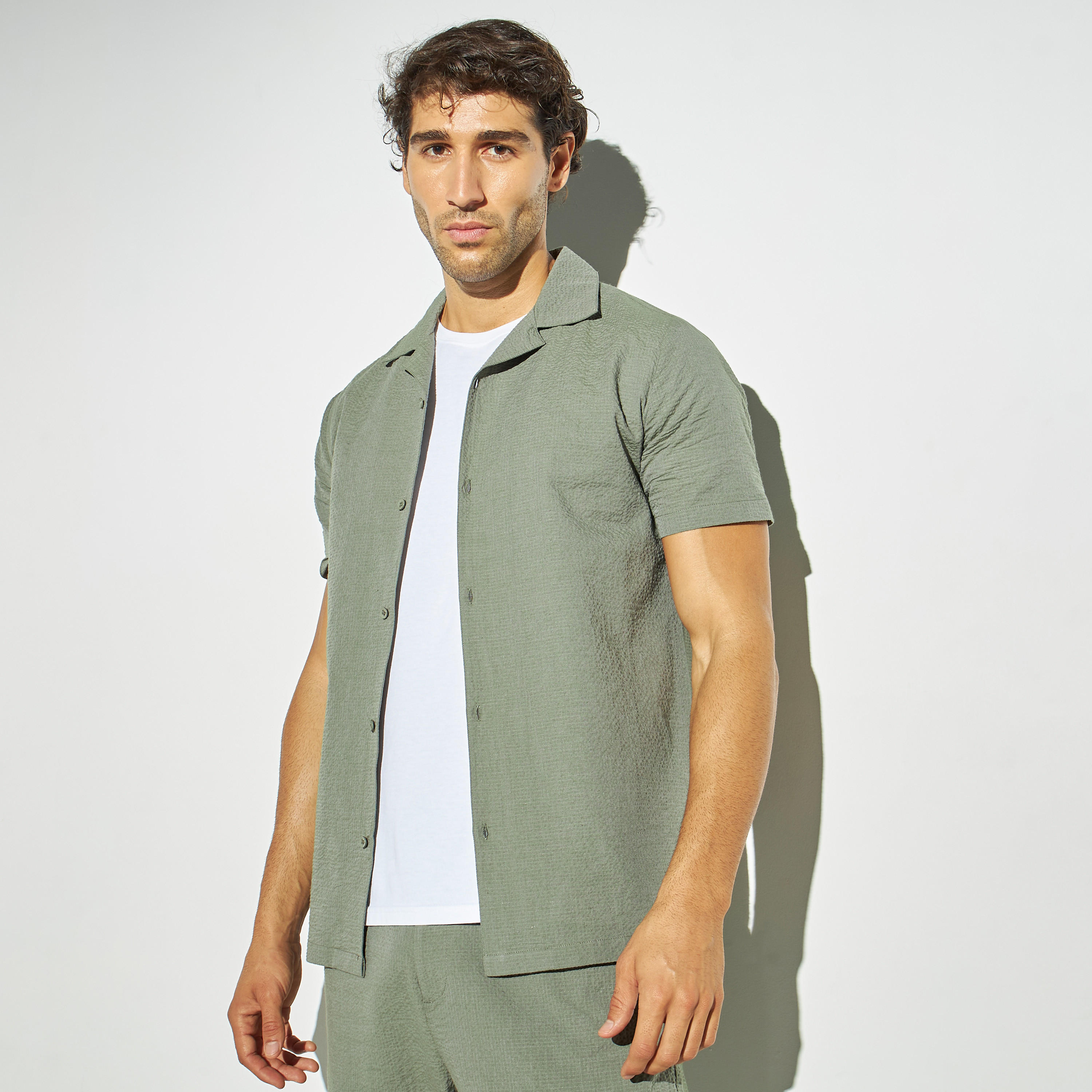 قميص بارز الملمس بياقة كامب وأكمام قصيرة من آيكونيك-men-clothing-shirts-image-1