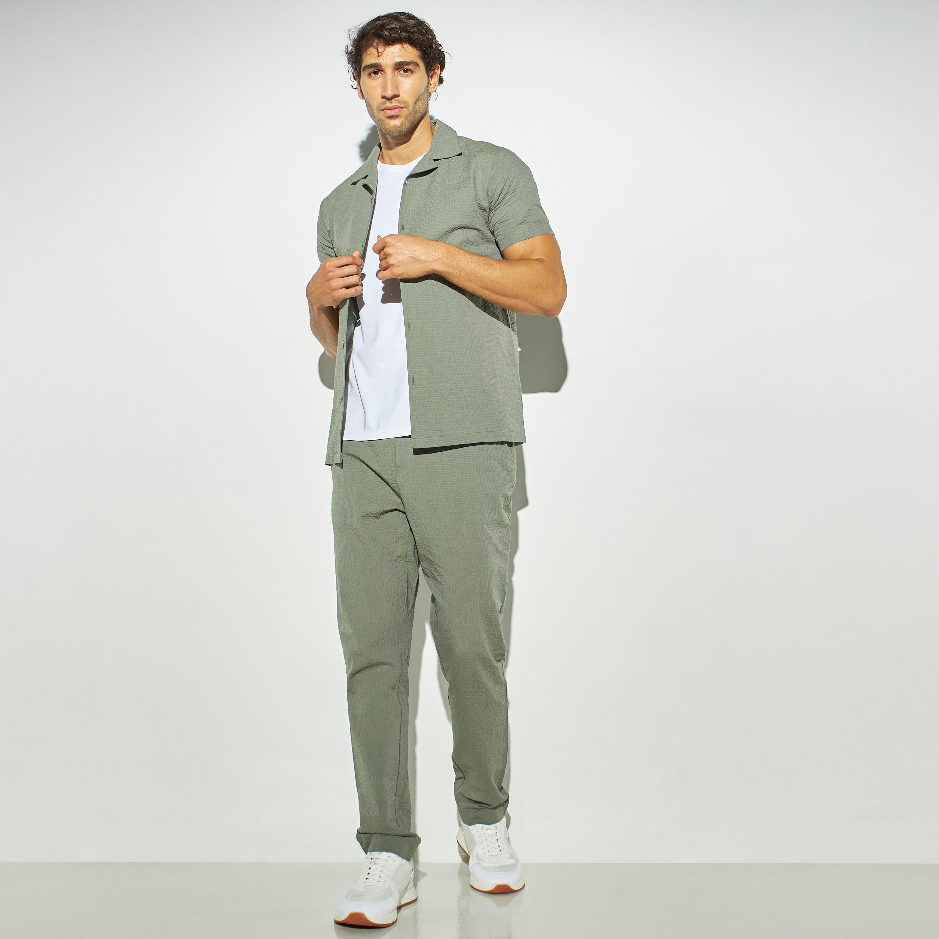 قميص بارز الملمس بياقة كامب وأكمام قصيرة من آيكونيك-men-clothing-shirts-image-2
