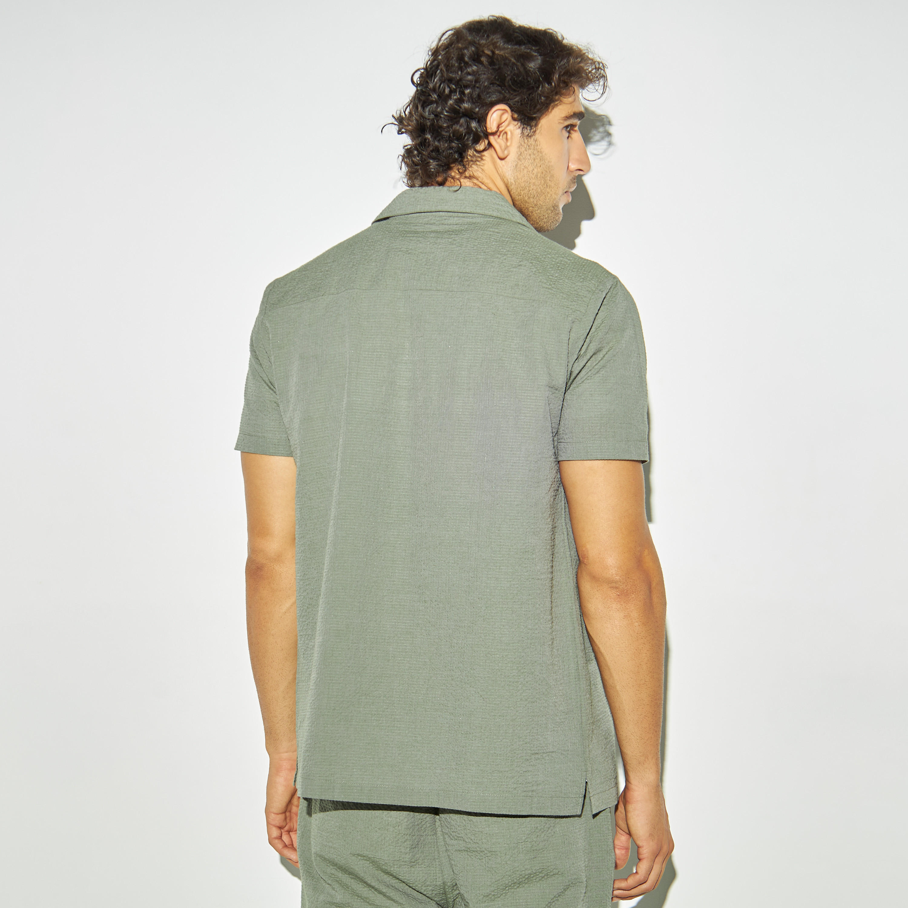 قميص بارز الملمس بياقة كامب وأكمام قصيرة من آيكونيك-men-clothing-shirts-image-3
