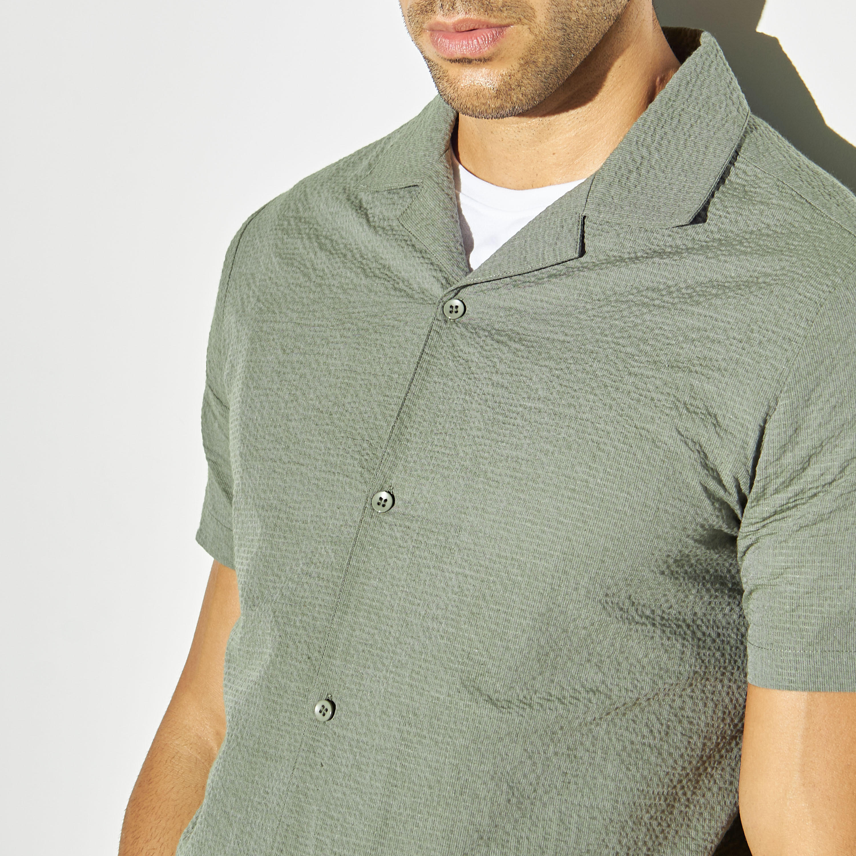 قميص بارز الملمس بياقة كامب وأكمام قصيرة من آيكونيك-men-clothing-shirts-image-4