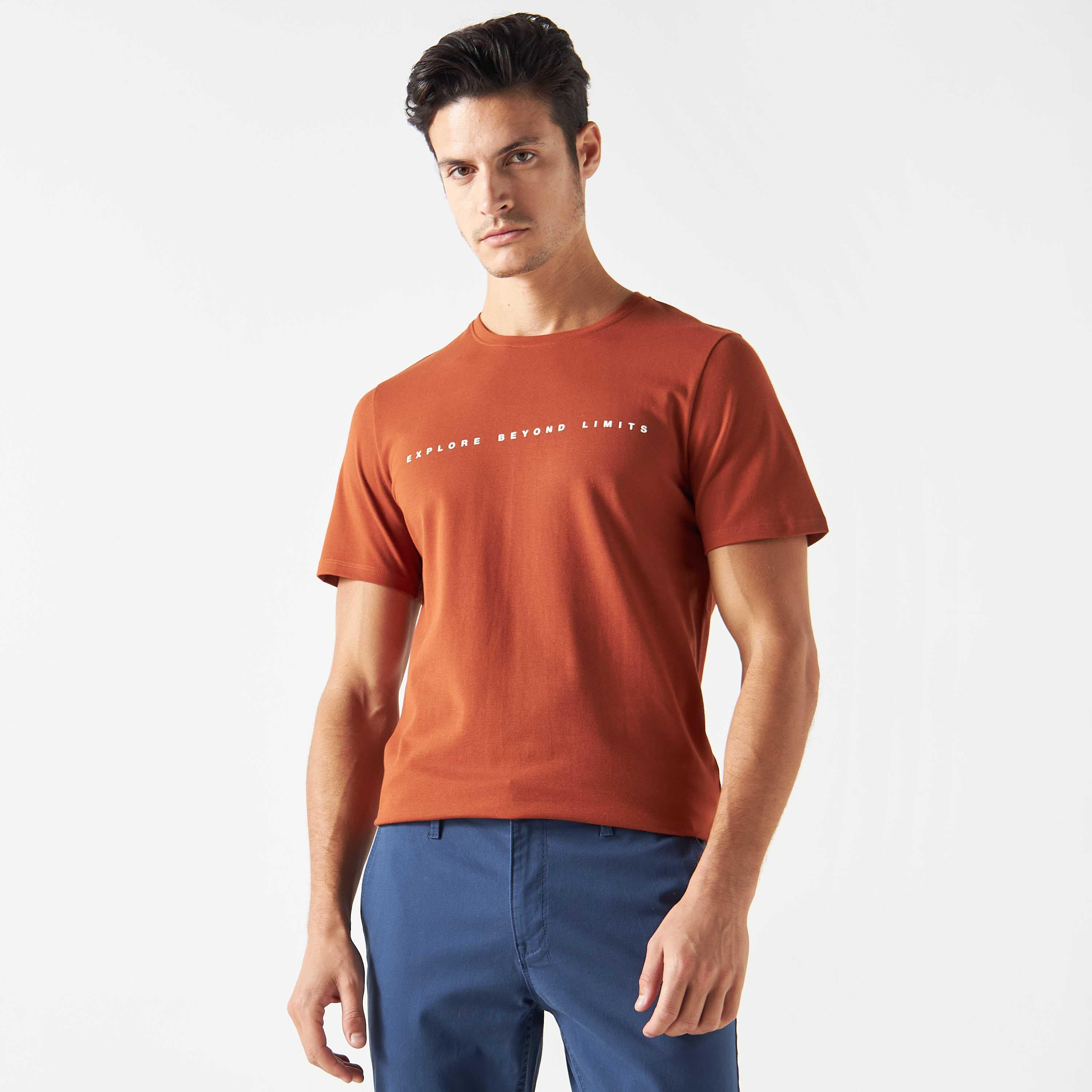 تيشيرت بياقة ضيّقة وأكمام قصيرة وطبعات من آيكونيك-men-clothing-tshirtsandpolos-tshirts-image-1
