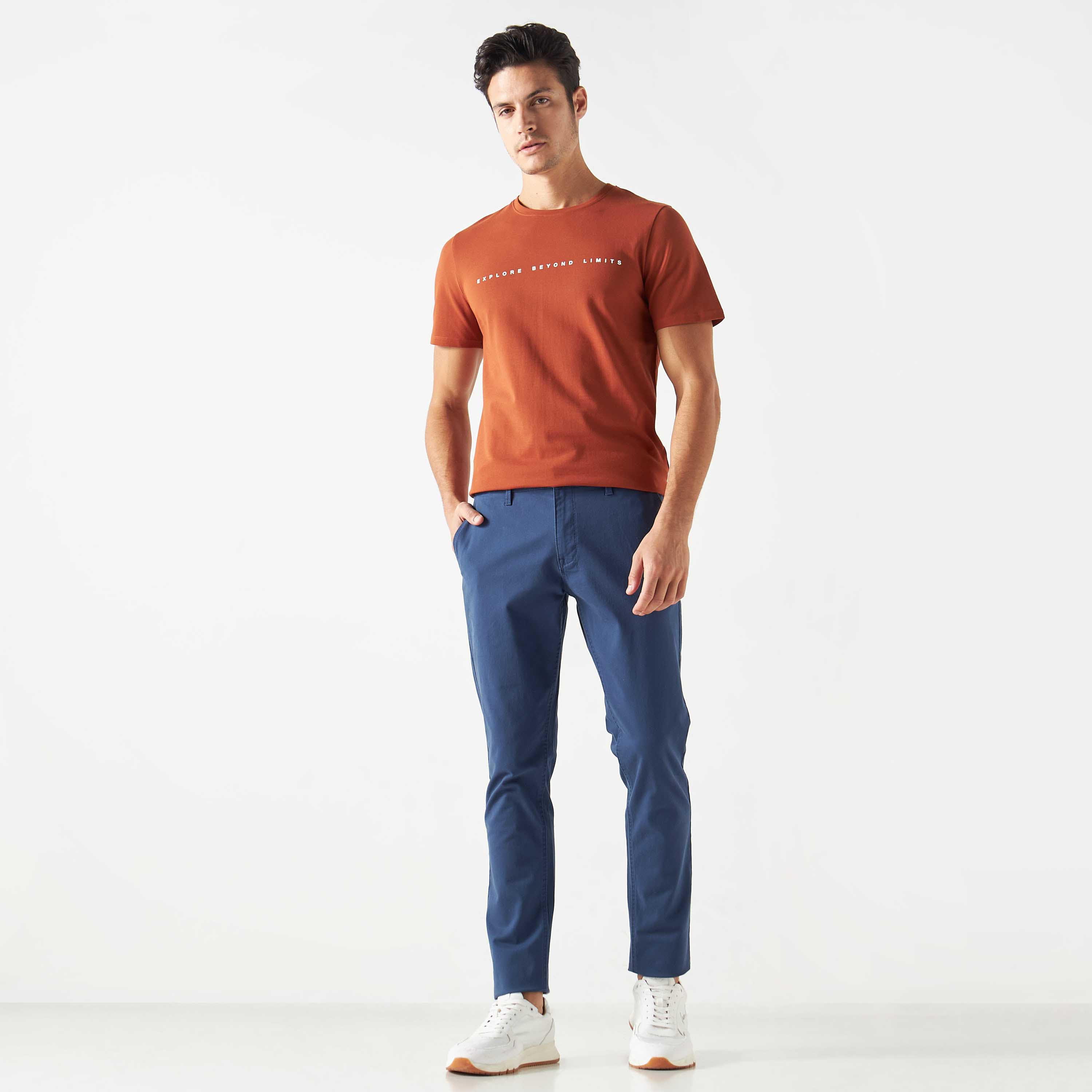 تيشيرت بياقة ضيّقة وأكمام قصيرة وطبعات من آيكونيك-men-clothing-tshirtsandpolos-tshirts-image-2
