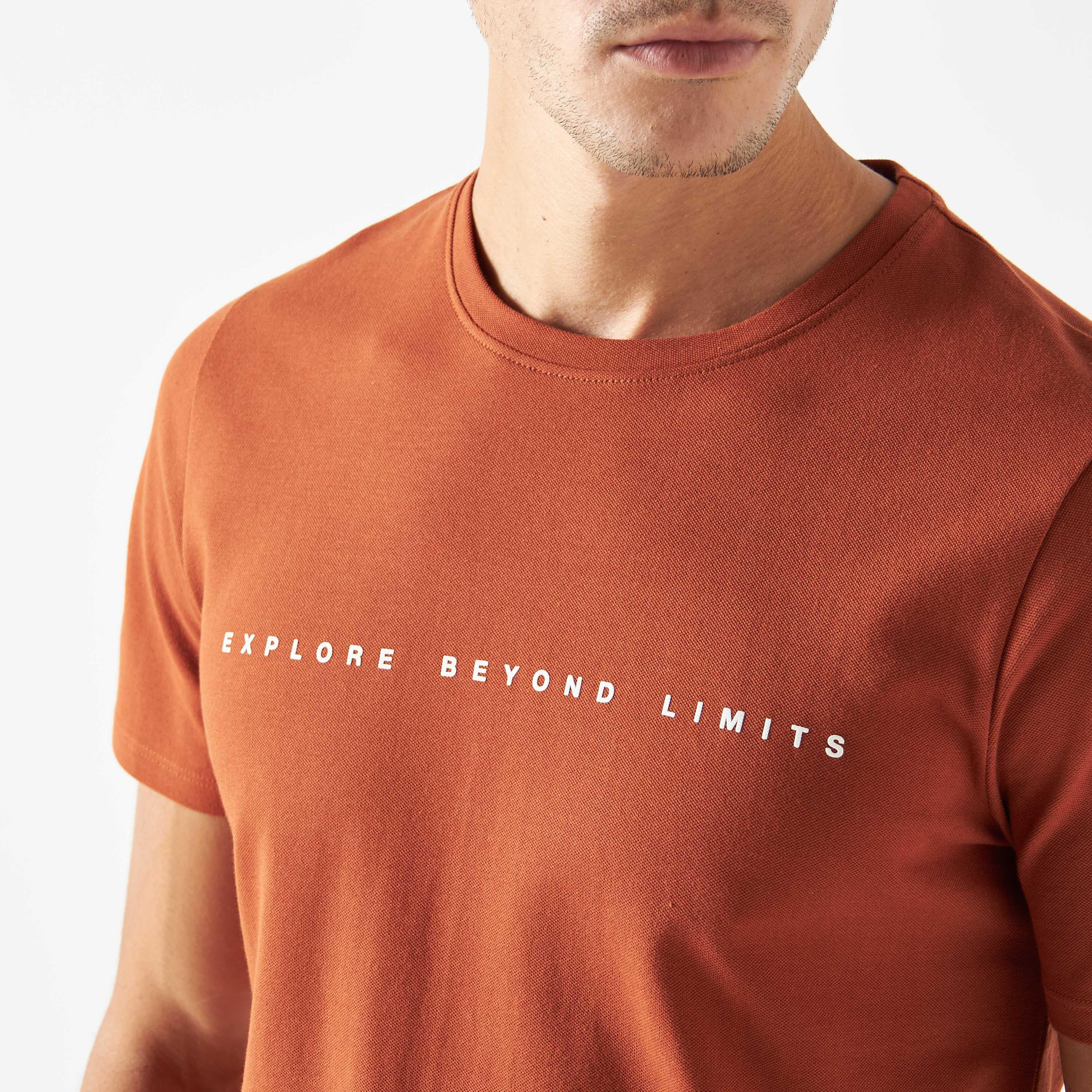 تيشيرت بياقة ضيّقة وأكمام قصيرة وطبعات من آيكونيك-men-clothing-tshirtsandpolos-tshirts-image-4