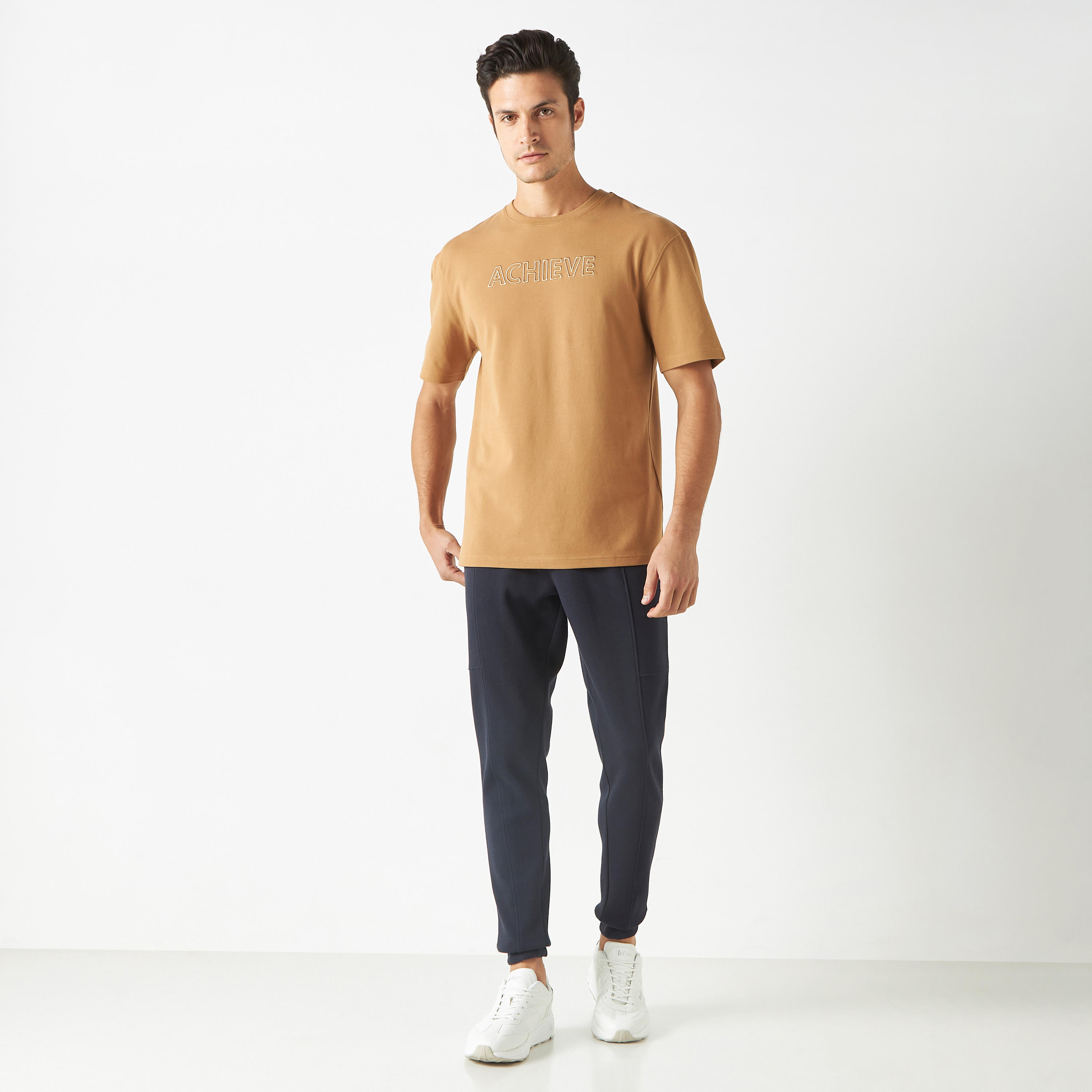 تيشيرت بياقة ضيّقة وأكمام قصيرة وطبعات من آيكونيك-men-clothing-tshirtsandpolos-tshirts-image-2