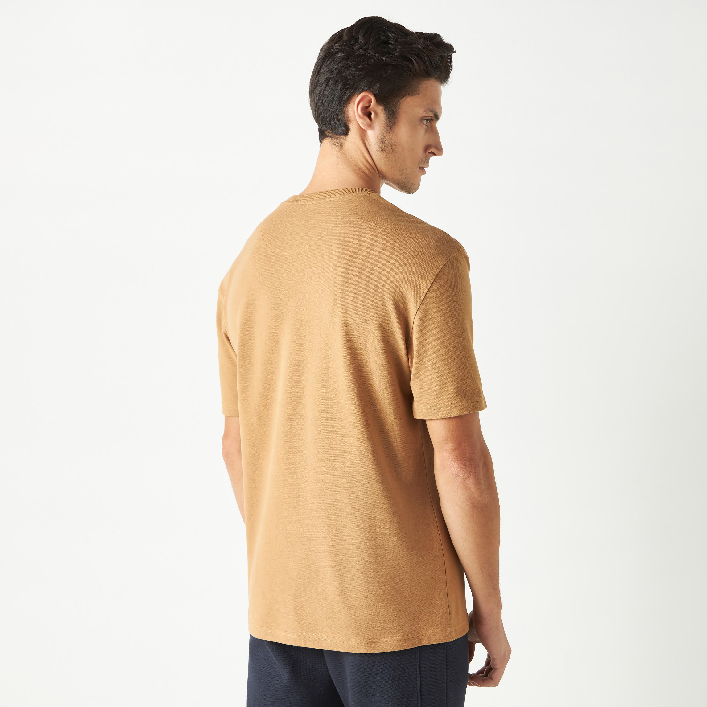 تيشيرت بياقة ضيّقة وأكمام قصيرة وطبعات من آيكونيك-men-clothing-tshirtsandpolos-tshirts-image-3