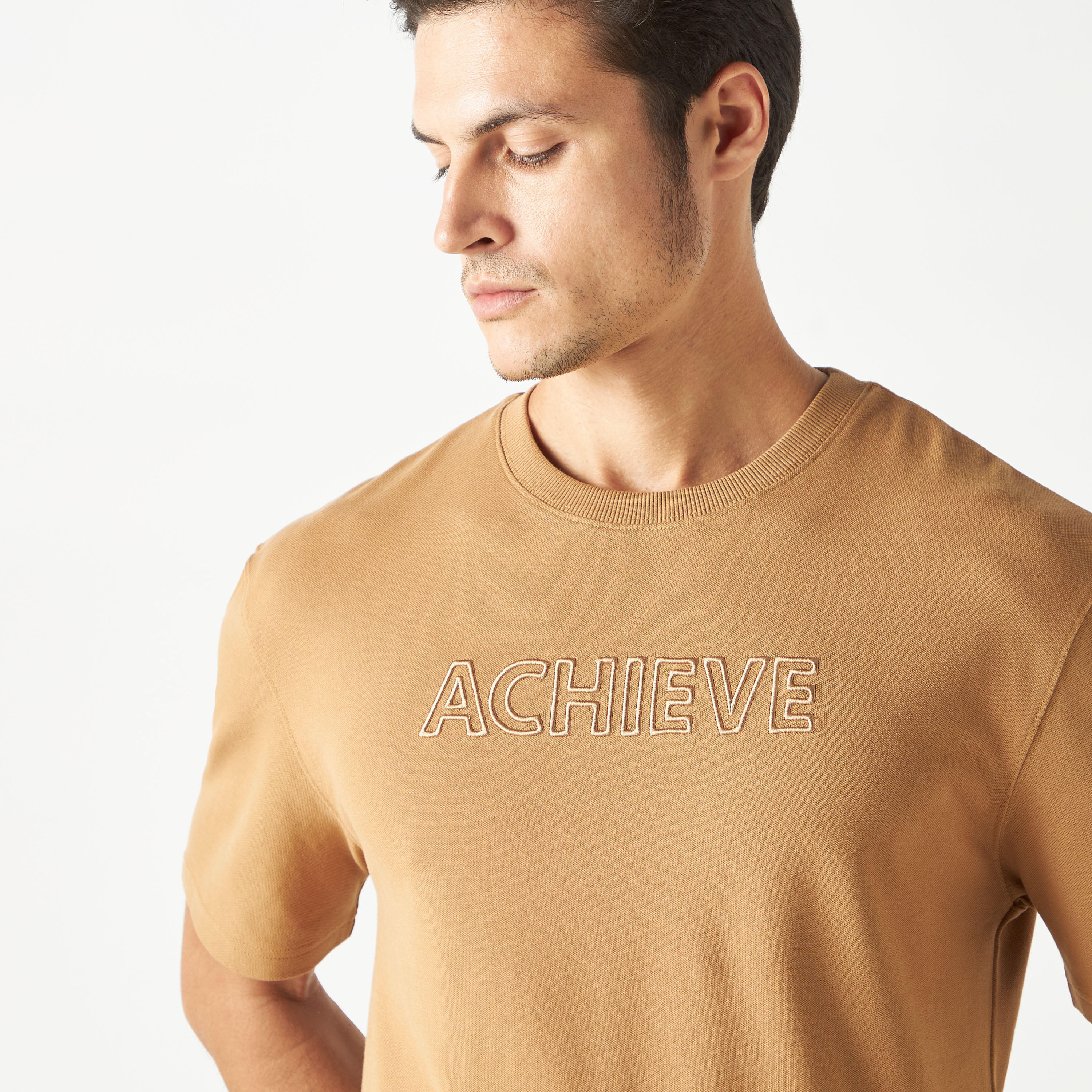 تيشيرت بياقة ضيّقة وأكمام قصيرة وطبعات من آيكونيك-men-clothing-tshirtsandpolos-tshirts-image-4